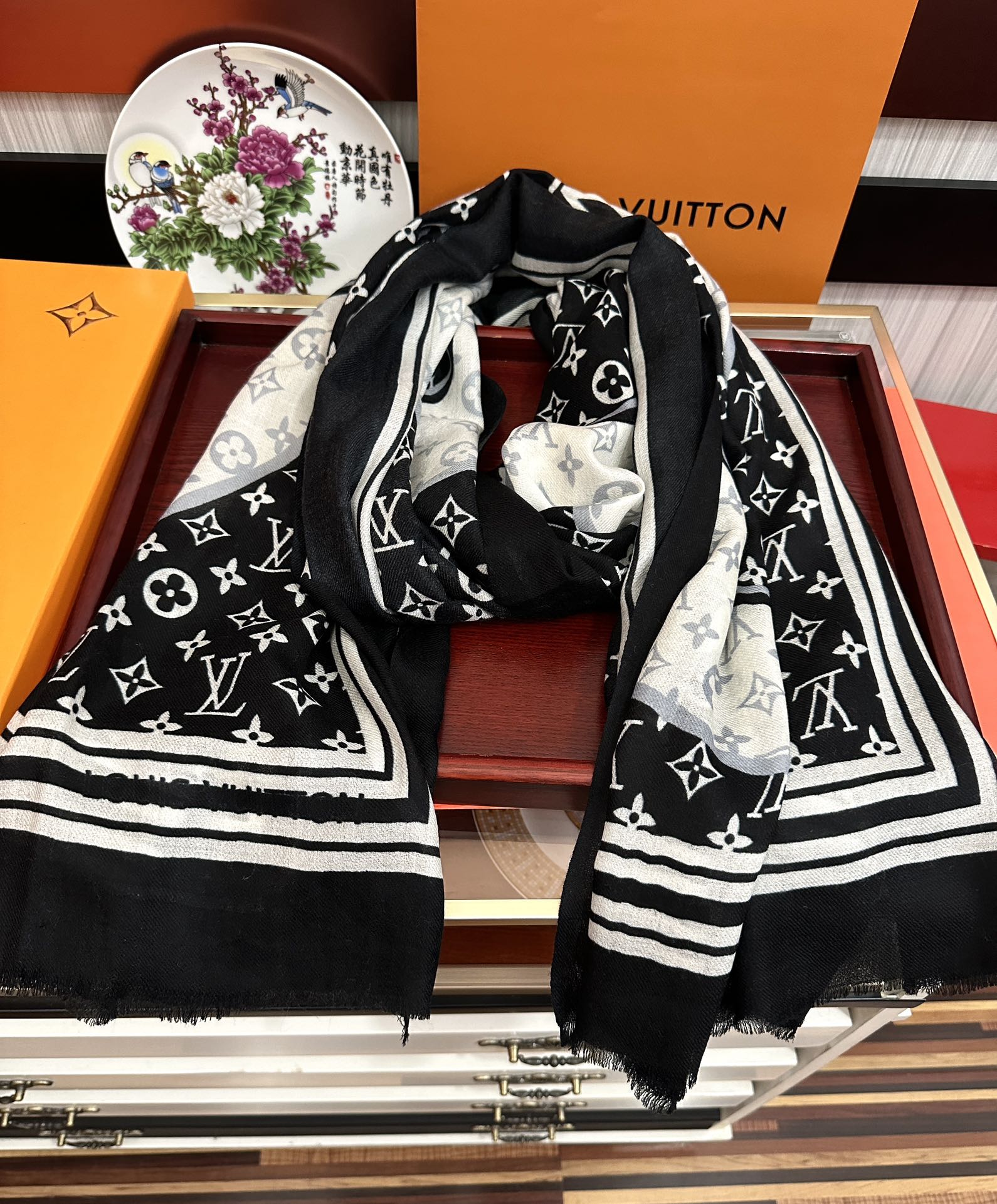 LOUIS VUITTON SCARF 200 CM IN BLACK MIX WHITE CASHMERE 400030