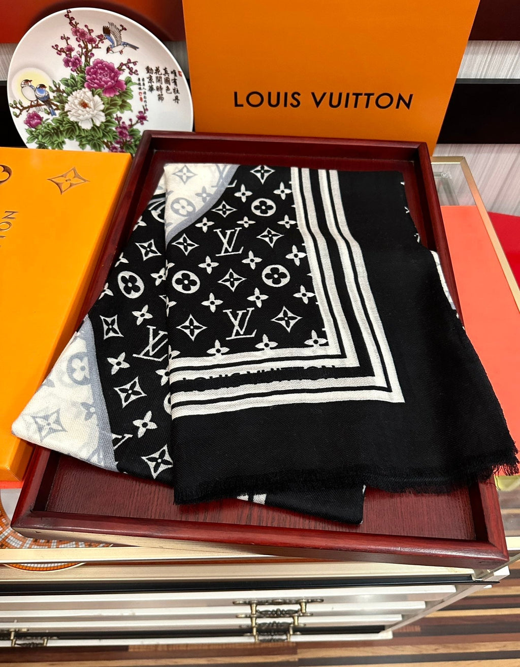 LOUIS VUITTON SCARF 200 CM IN BLACK MIX WHITE CASHMERE 400030