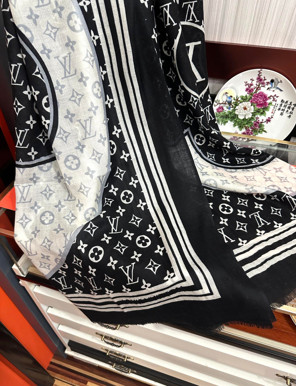 LOUIS VUITTON SCARF 200 CM IN BLACK MIX WHITE CASHMERE 400030