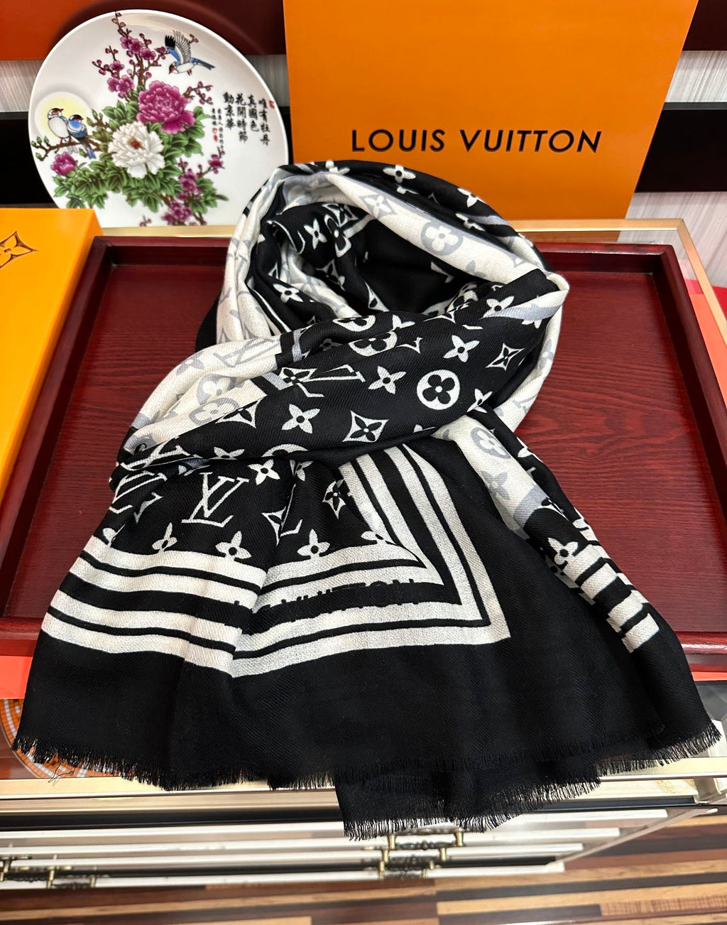 LOUIS VUITTON SCARF 200 CM IN BLACK MIX WHITE CASHMERE 400030