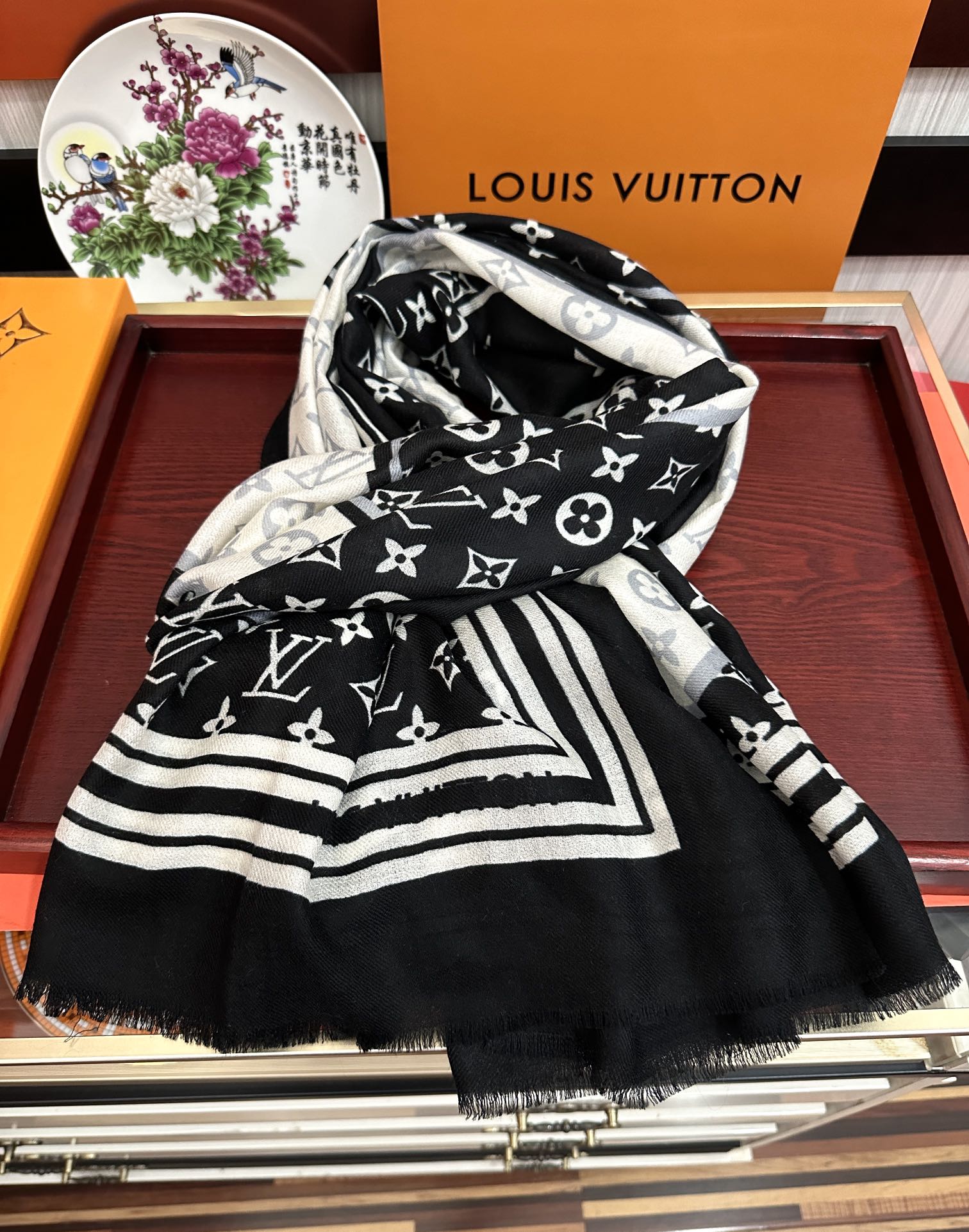 LOUIS VUITTON SCARF 200 CM IN BLACK MIX WHITE CASHMERE 400030