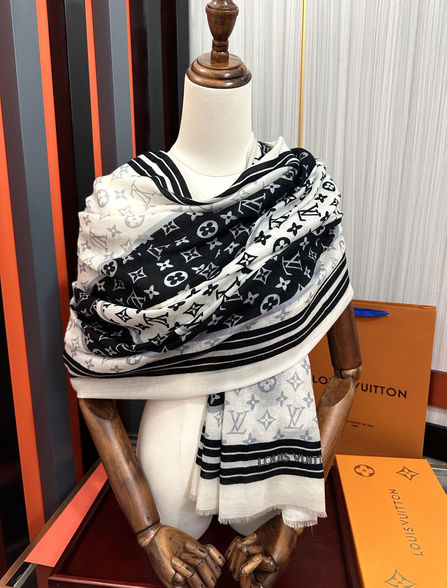 LOUIS VUITTON SCARF 200 CM IN BLACK MIX WHITE CASHMERE 400032