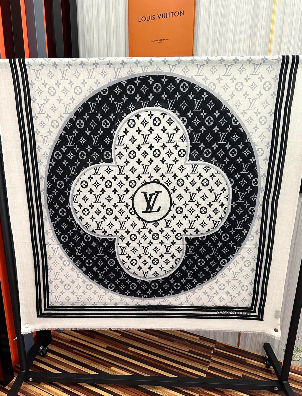 LOUIS VUITTON SCARF 200 CM IN BLACK MIX WHITE CASHMERE 400032