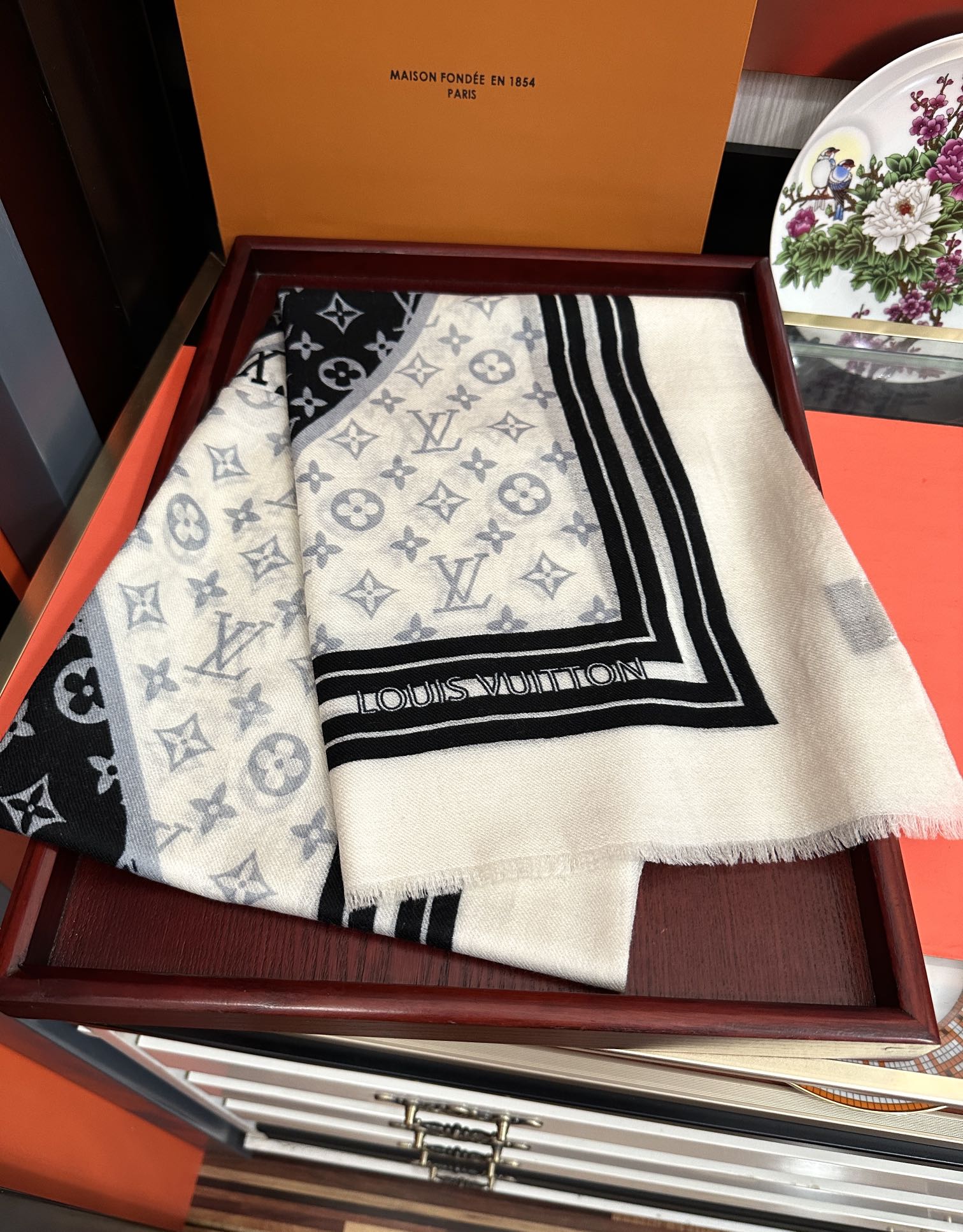 LOUIS VUITTON SCARF 200 CM IN BLACK MIX WHITE CASHMERE 400032