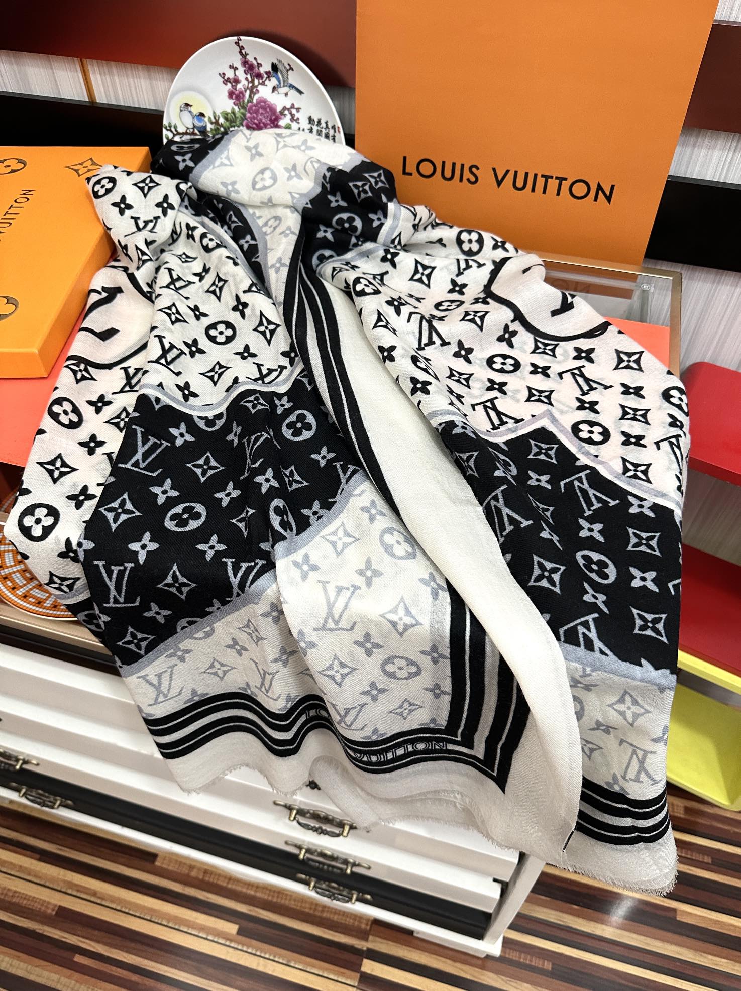LOUIS VUITTON SCARF 200 CM IN BLACK MIX WHITE CASHMERE 400032