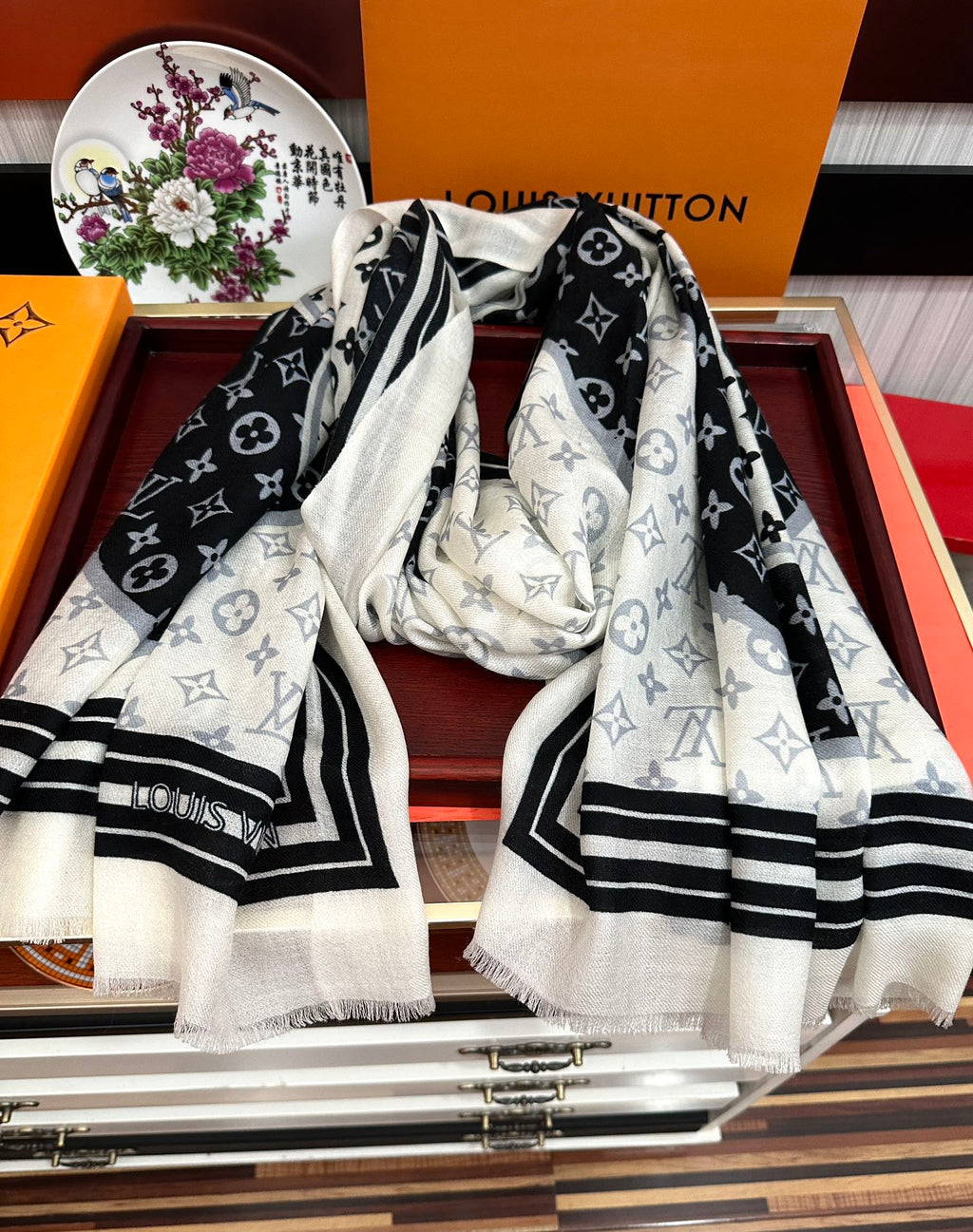 LOUIS VUITTON SCARF 200 CM IN BLACK MIX WHITE CASHMERE 400032