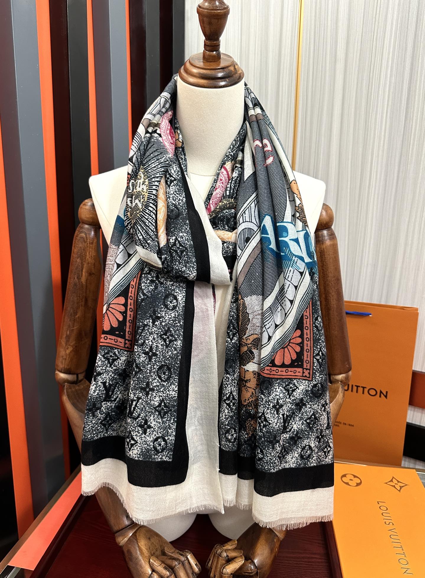 LOUIS VUITTON SCARF MALLES MERVEILLEUSES 200 CM IN COLORFUL CASHMERE 400067