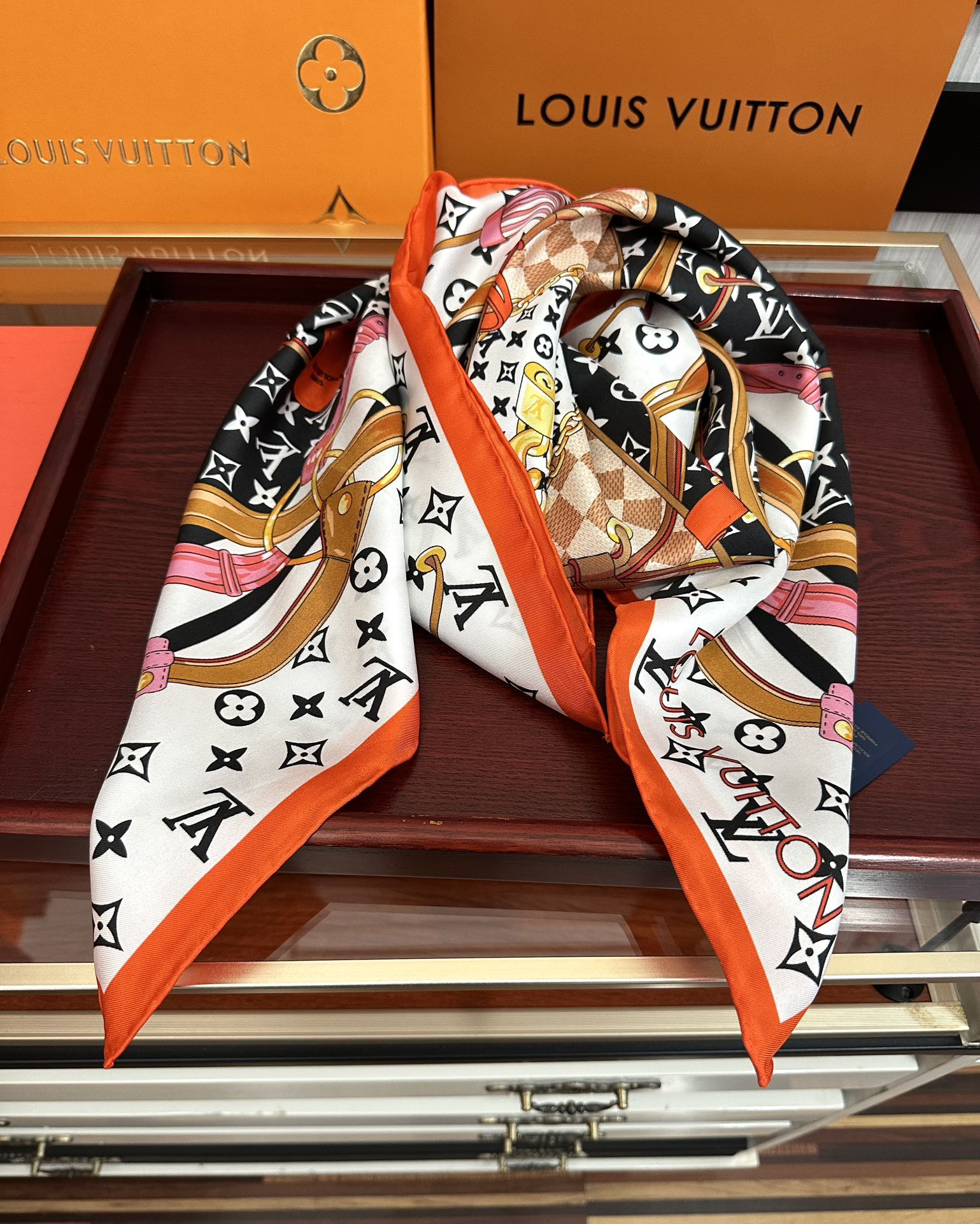 LOUIS VUITTON LV SCARF 90 CM IN SILK 729071