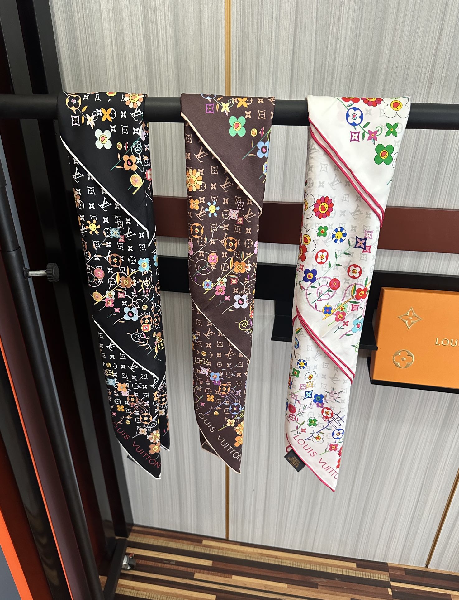 LOUIS VUITTON LV SCARF 90 CM IN SILK 730542