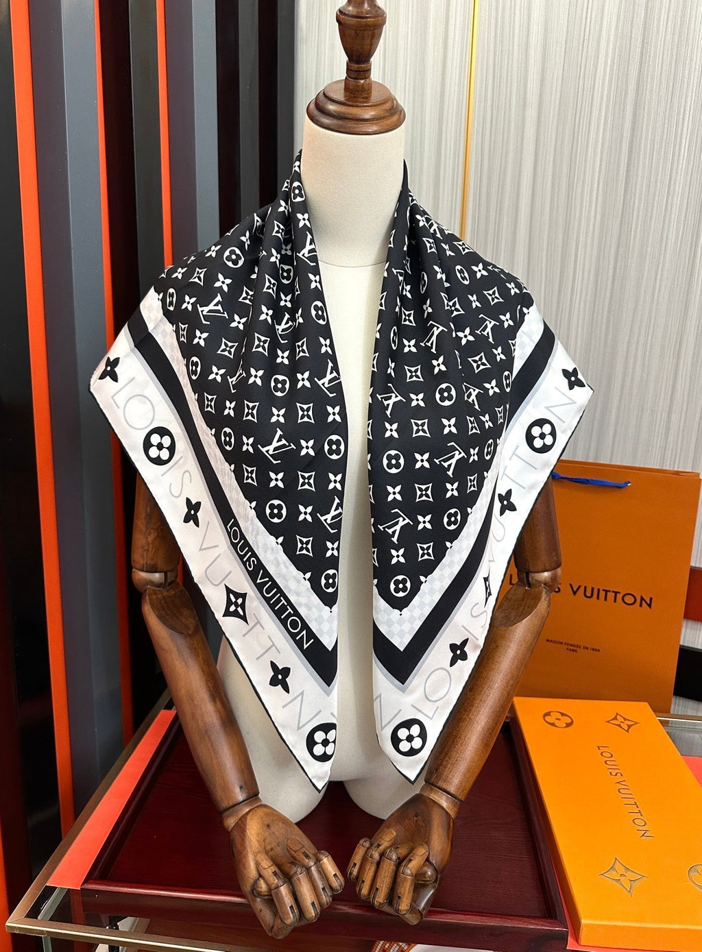 LOUIS VUITTON LV SCARF 90 CM IN SILK 732040