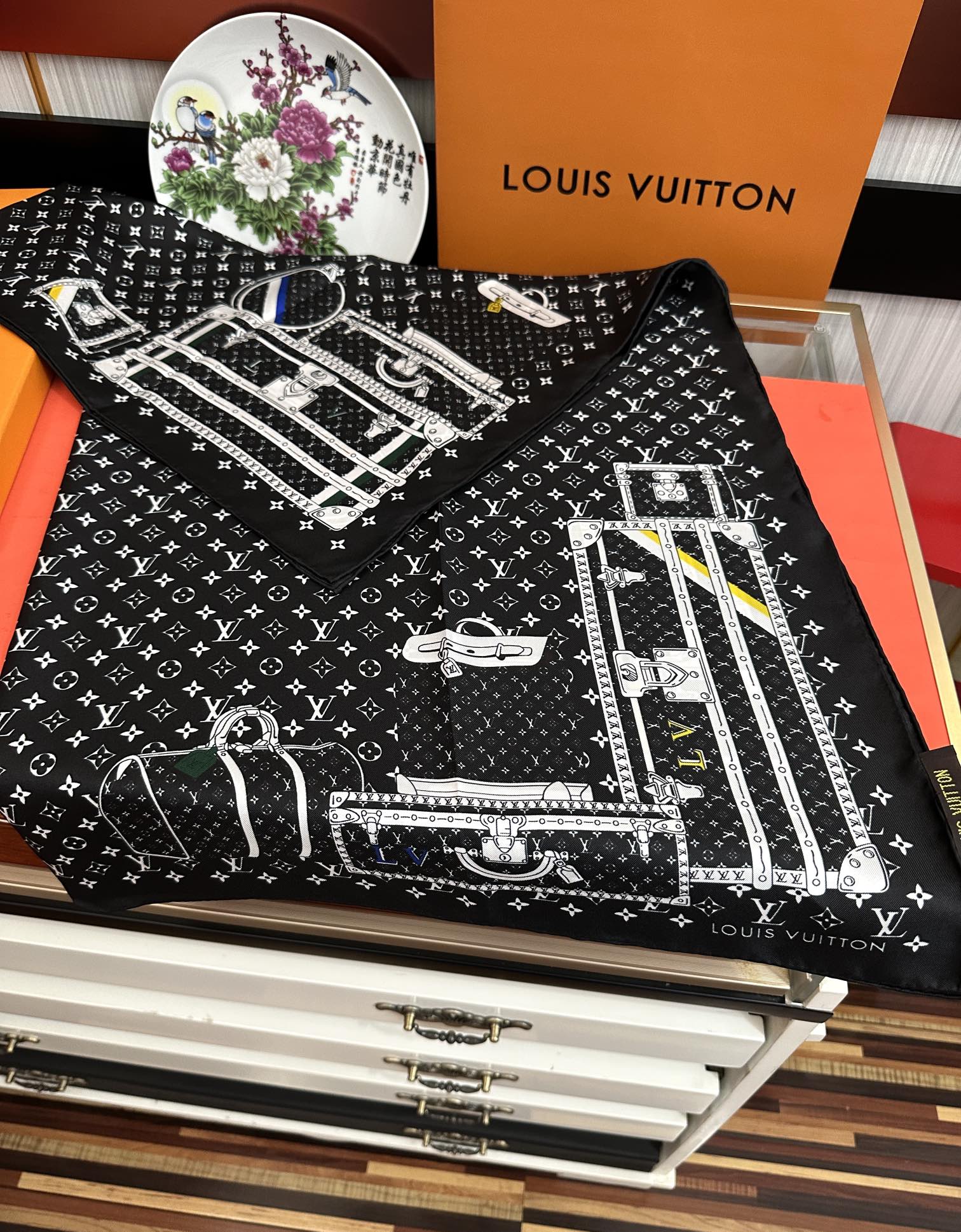 LOUIS VUITTON LV SCARF 90 CM IN SILK 733839