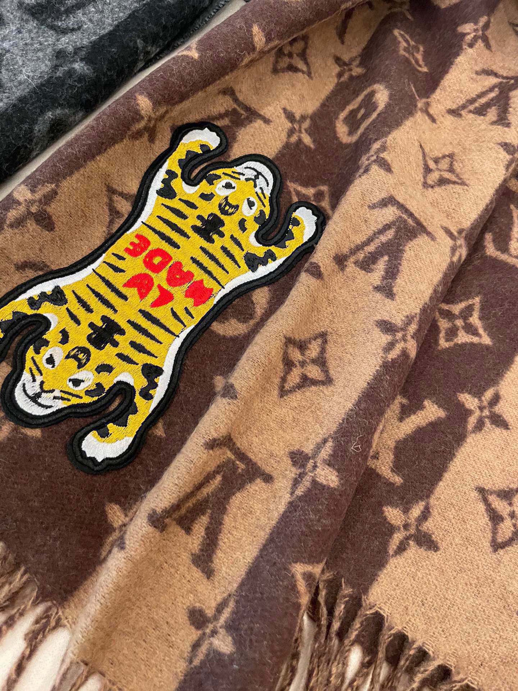 LOUIS VUITTON TIGER PATTERN SCARF 205 CM IN CHOCOLATE BROWN CASHMERE 390874