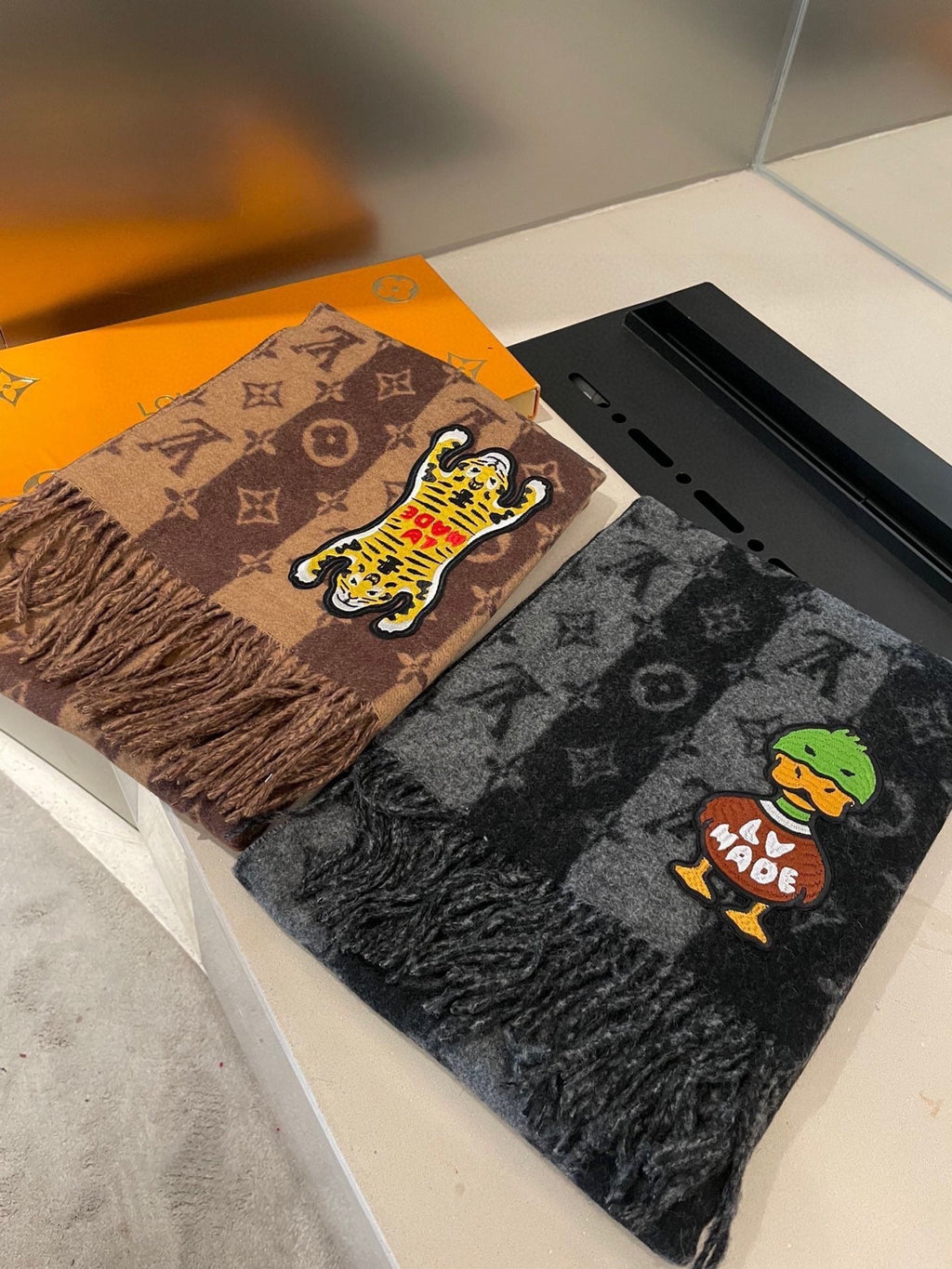 LOUIS VUITTON TIGER PATTERN SCARF 205 CM IN BLACK CASHMERE 390875