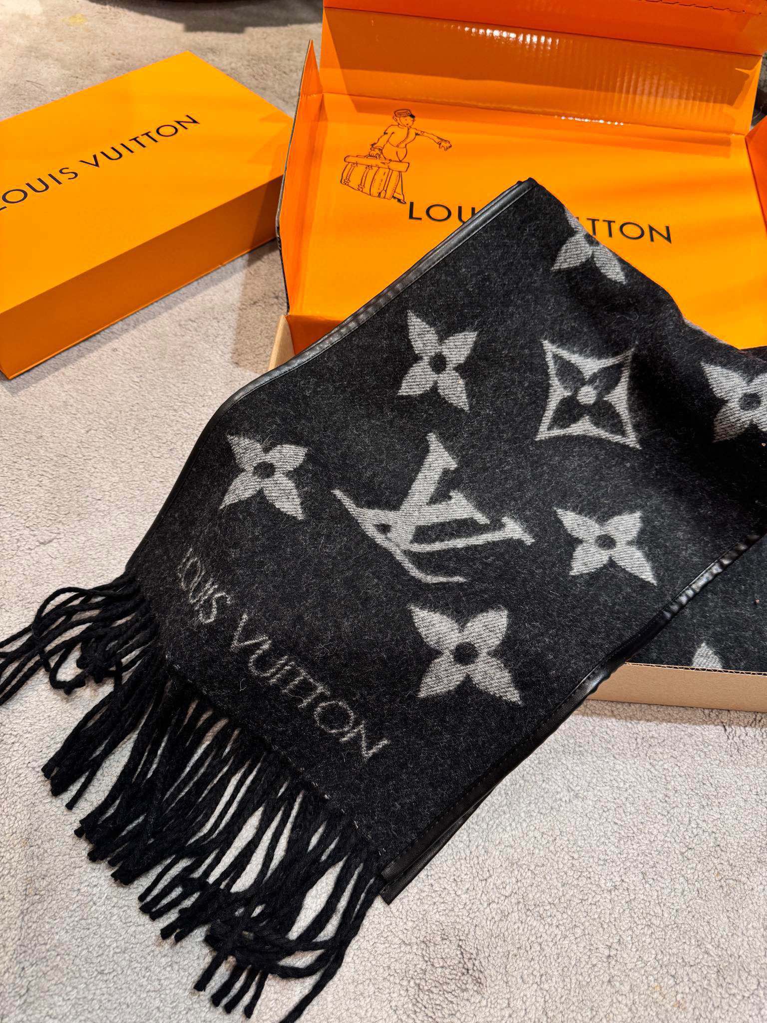 LOUIS VUITTON SCARF 196 CM IN BLACK MIX WHITE LAMBSWOOL AND CASHMERE 393081
