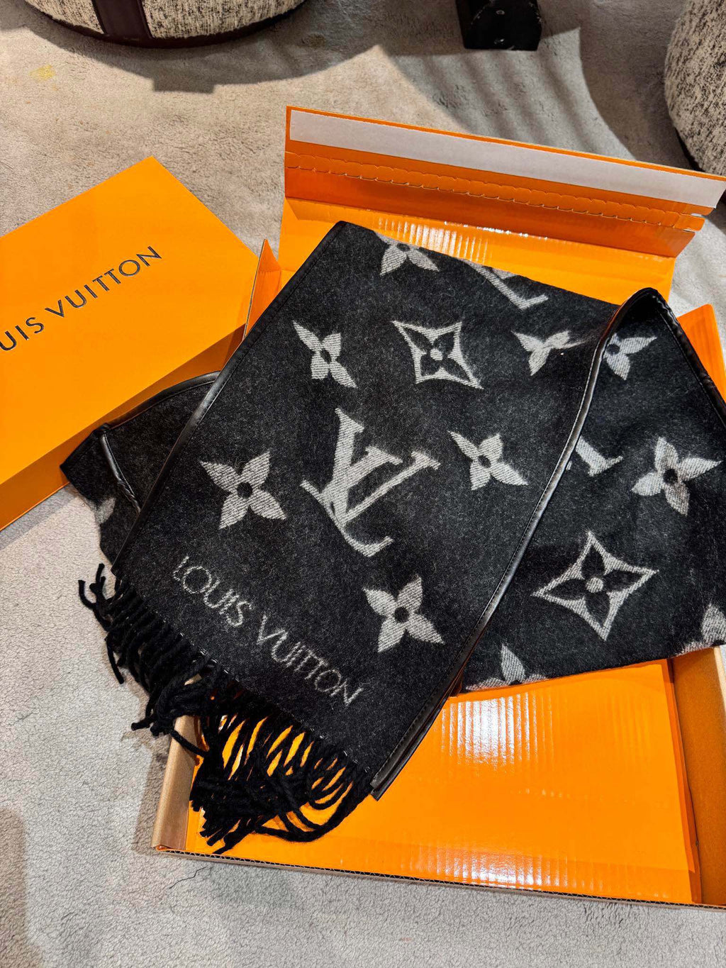 LOUIS VUITTON SCARF 196 CM IN BLACK MIX WHITE LAMBSWOOL AND CASHMERE 393081