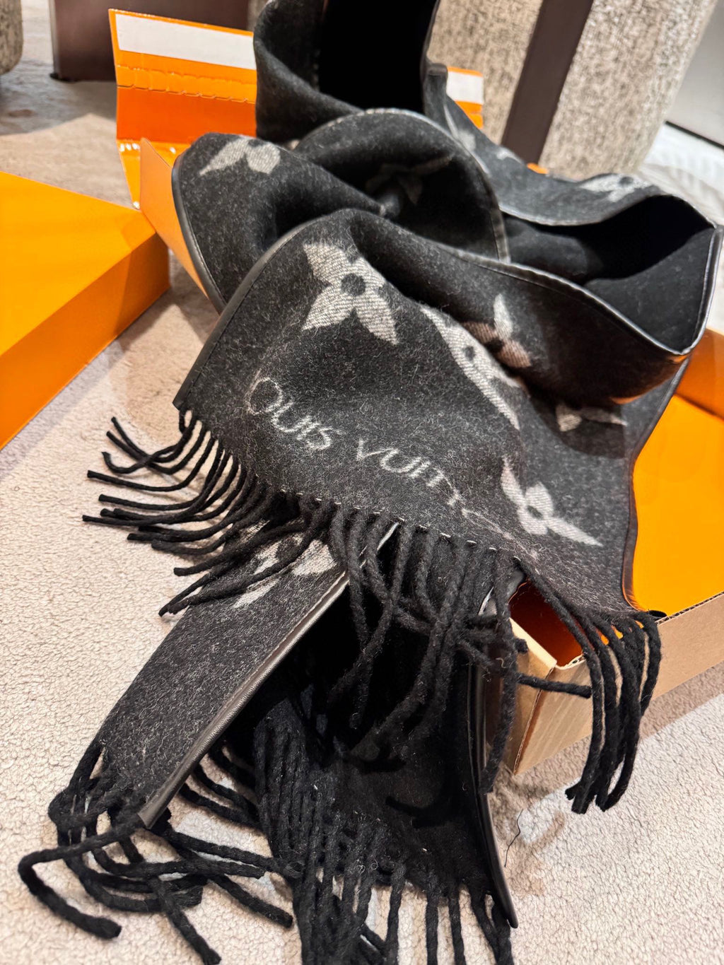 LOUIS VUITTON SCARF 196 CM IN BLACK MIX WHITE LAMBSWOOL AND CASHMERE 393081
