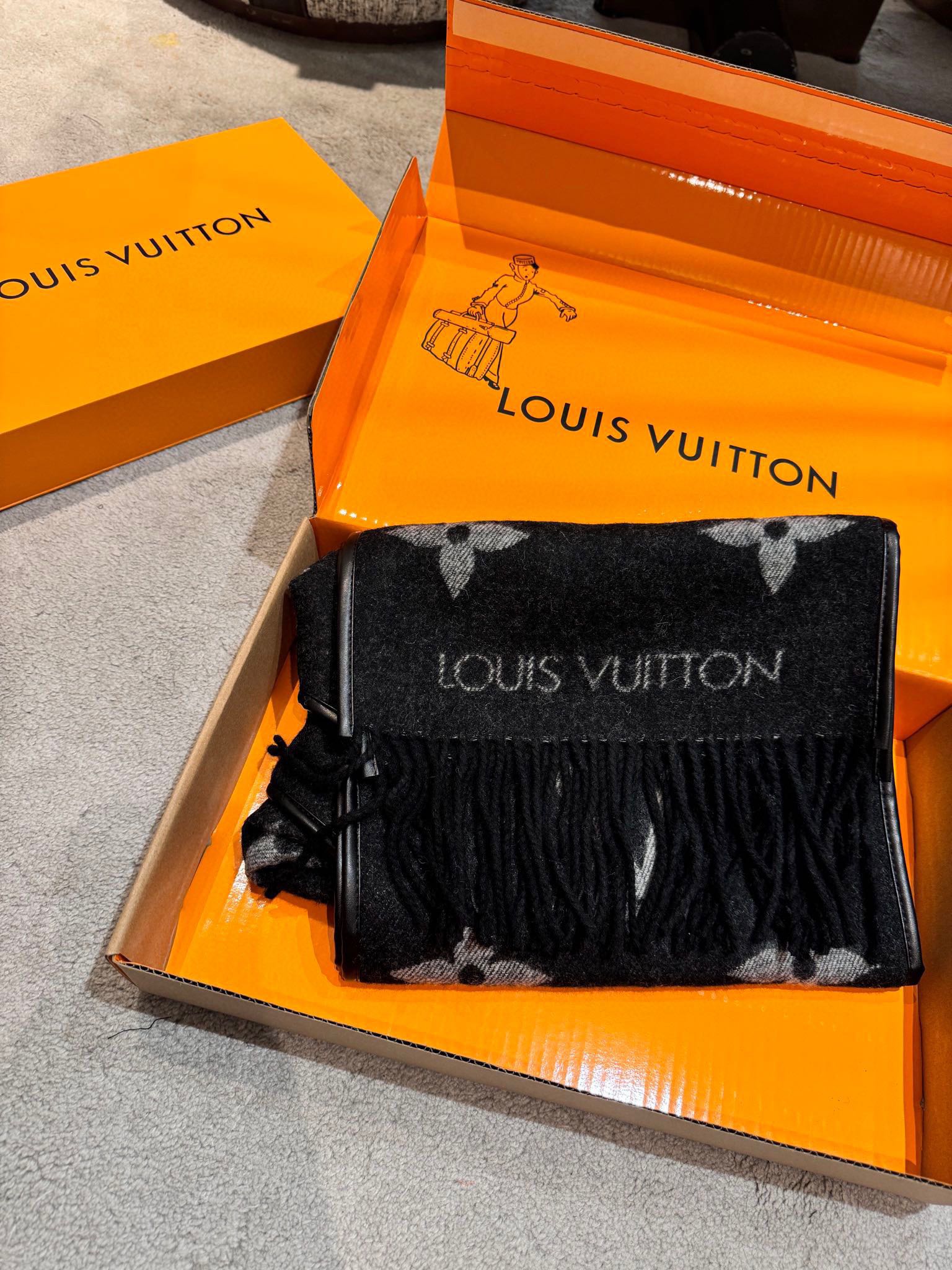 LOUIS VUITTON SCARF 196 CM IN BLACK MIX WHITE LAMBSWOOL AND CASHMERE 393081