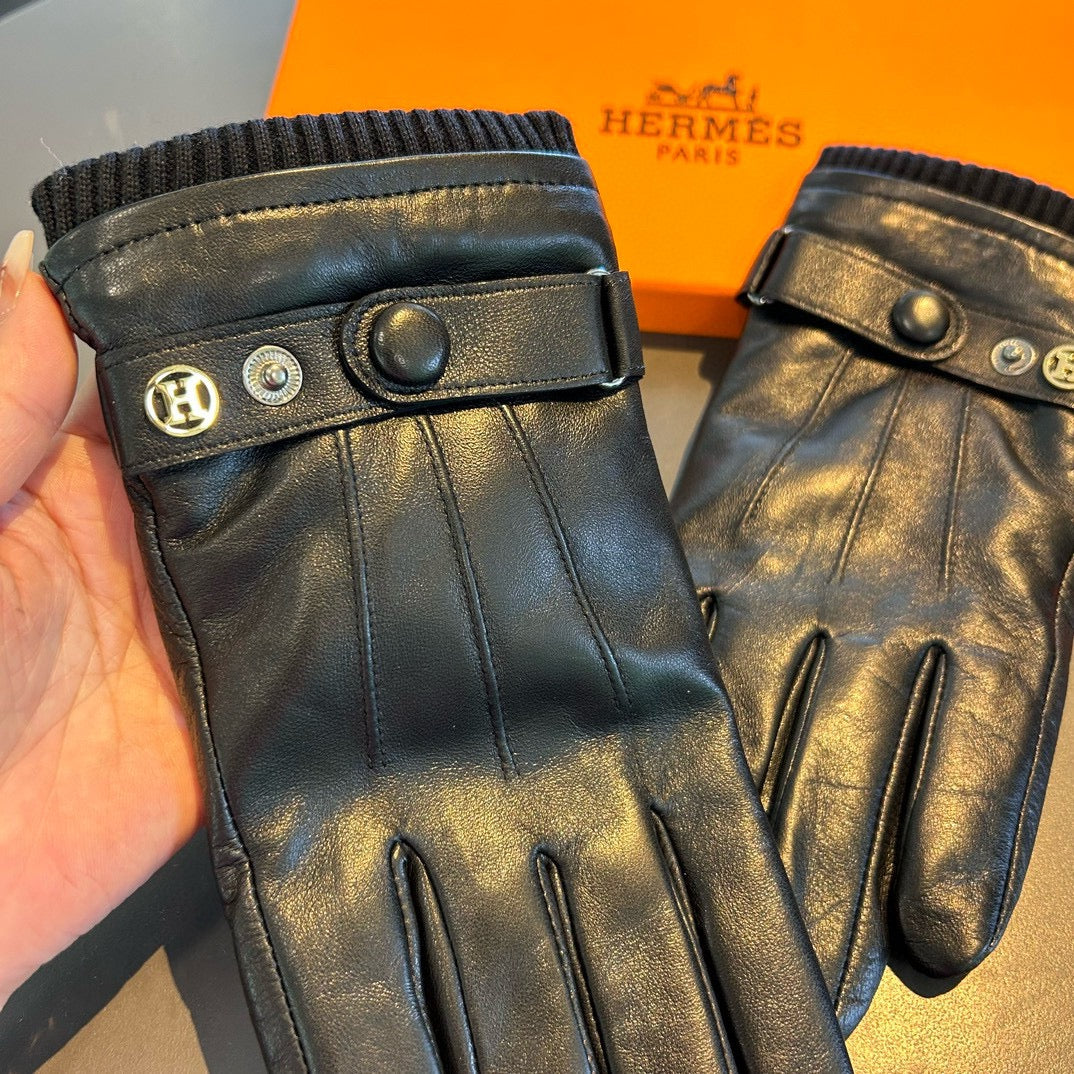HERMES GLOVES WITH BUTTON IN BLACK SHEEPSKIN 456347