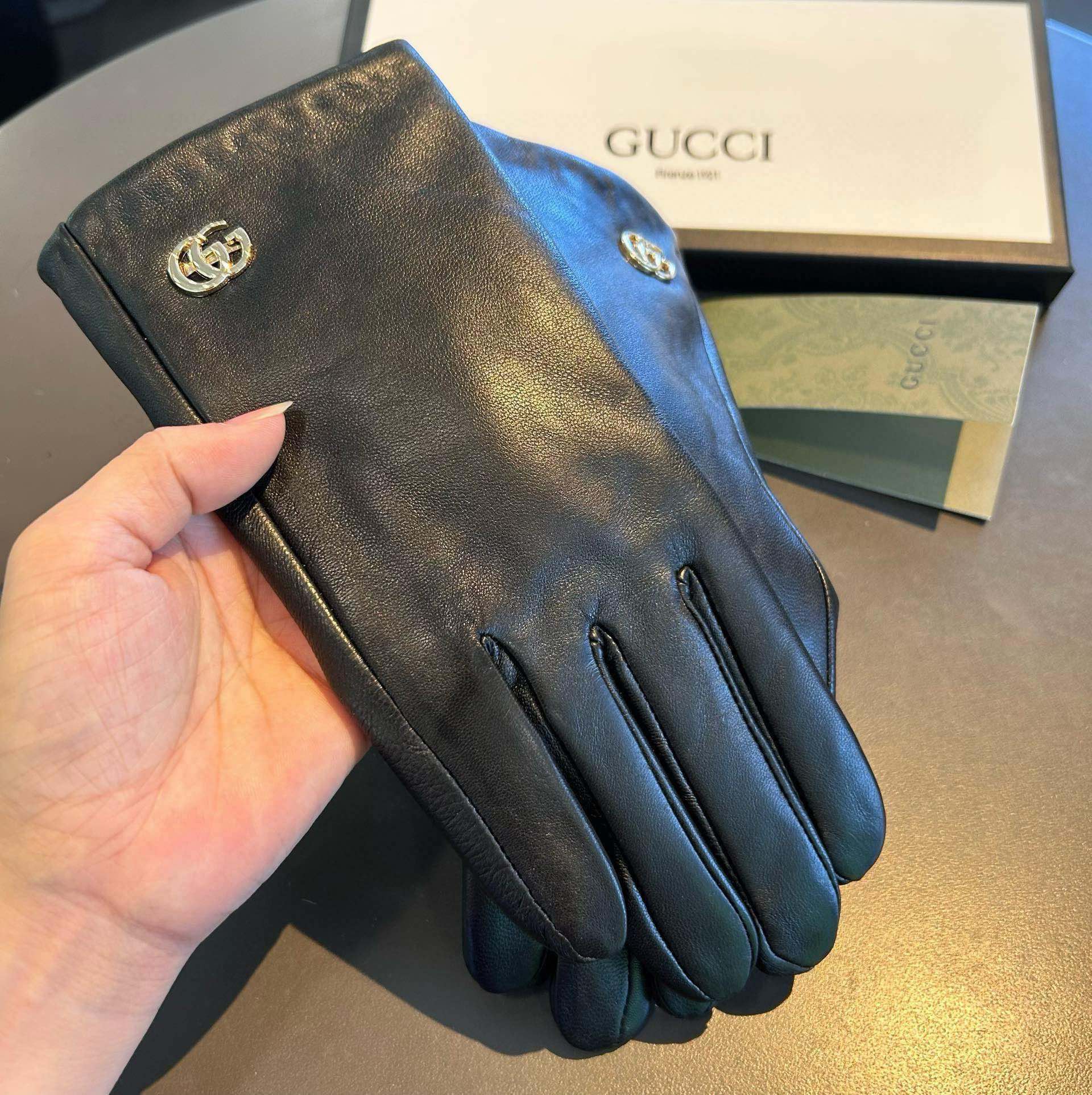 GUCCI TOUCHSCREEN GLOVES IN BLACK LAMBSKIN AND SHEARLING LINING 463863