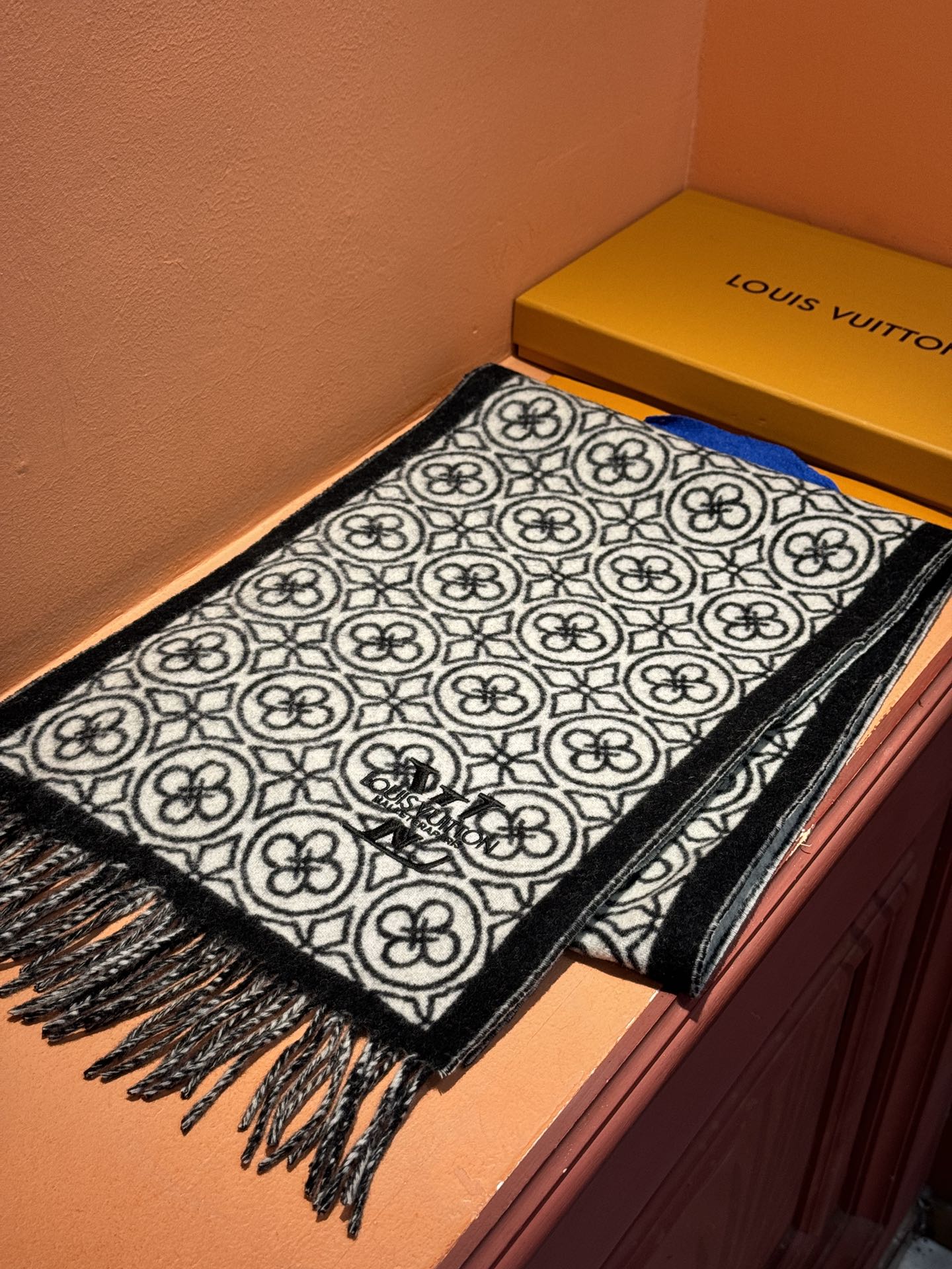 LOUIS VUITTON FLOWER MONOGRAM SCARF 180 CM IN BLACK MIX WHITE CASHMERE 388305