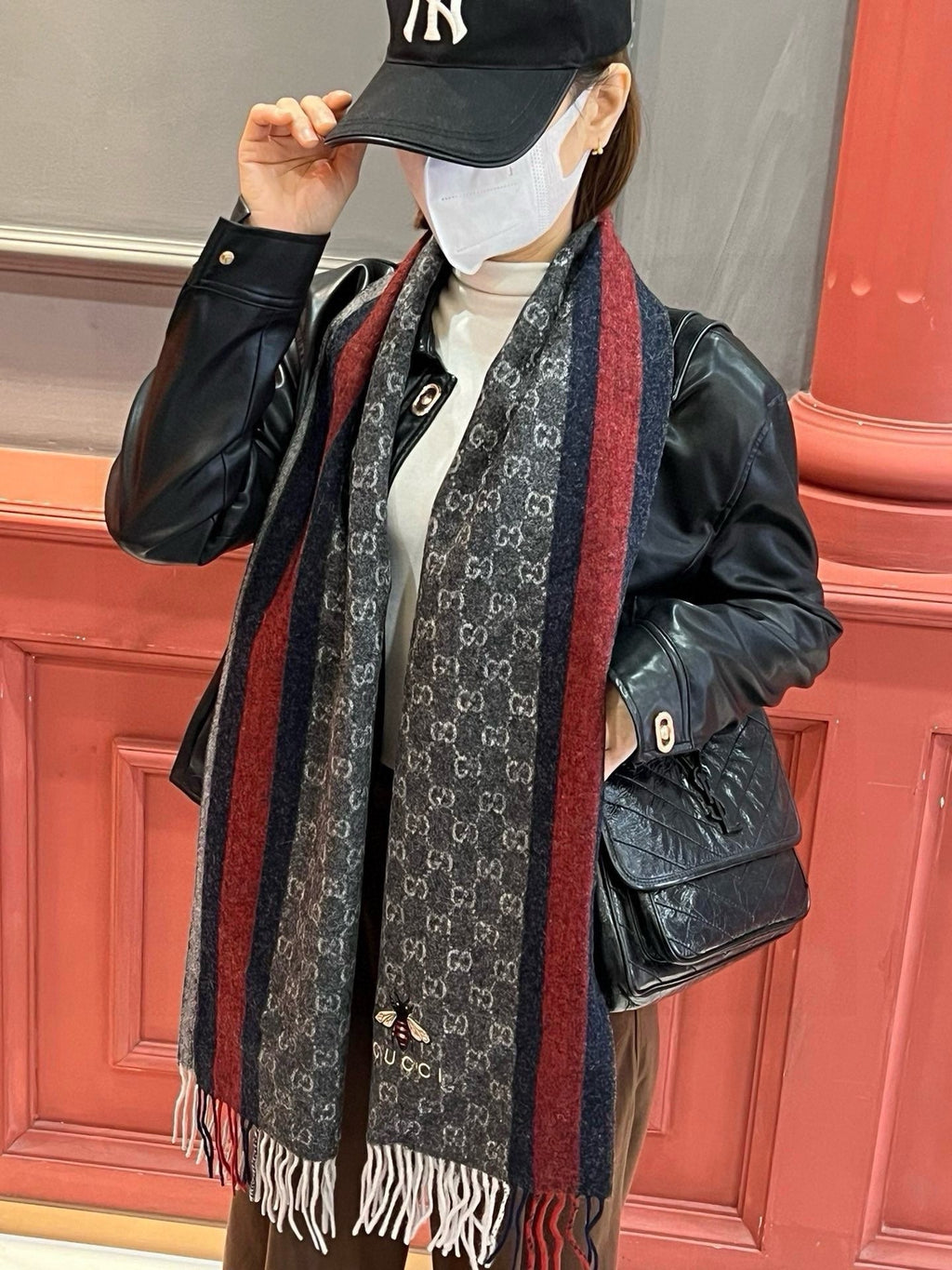 GUCCI SCARF 180 CM IN BLACK CASHMERE WITH BEE PATTERN 396473