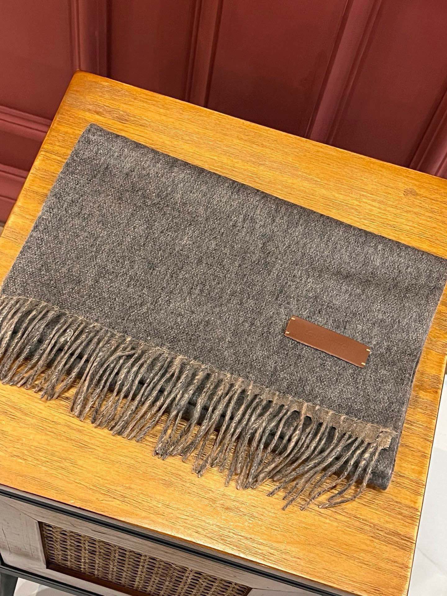LOUIS VUITTON SCARF 180 CM IN MOUSE GRAY CASHMERE 396479