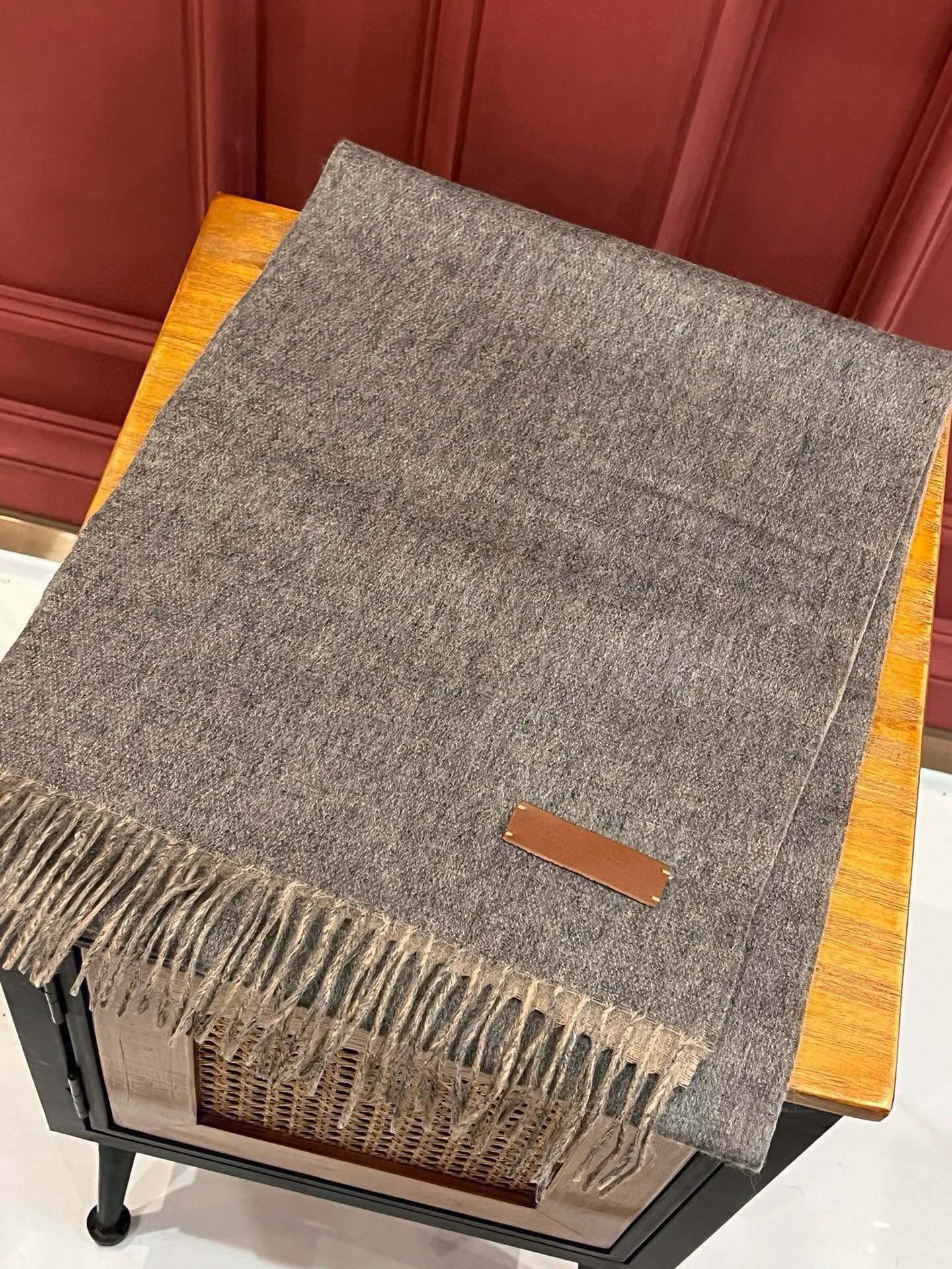 LOUIS VUITTON SCARF 180 CM IN MOUSE GRAY CASHMERE 396479