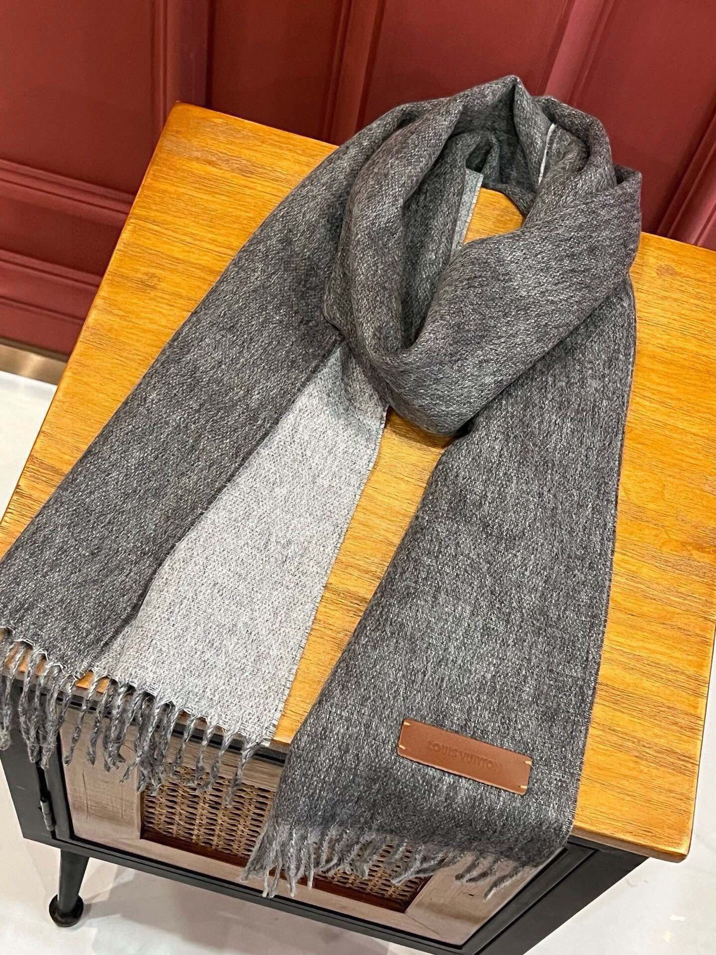 LOUIS VUITTON SCARF 180 CM IN DARK GRAY CASHMERE 396480