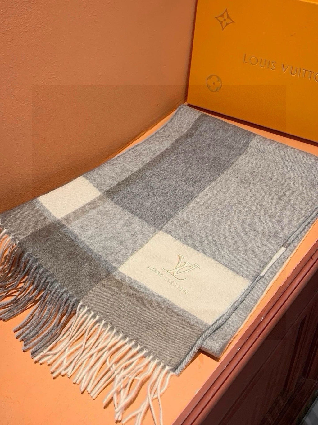 LOUIS VUITTON SCARF 180 CM IN DOVE GRAY MIX WHITE CASHMERE 399873