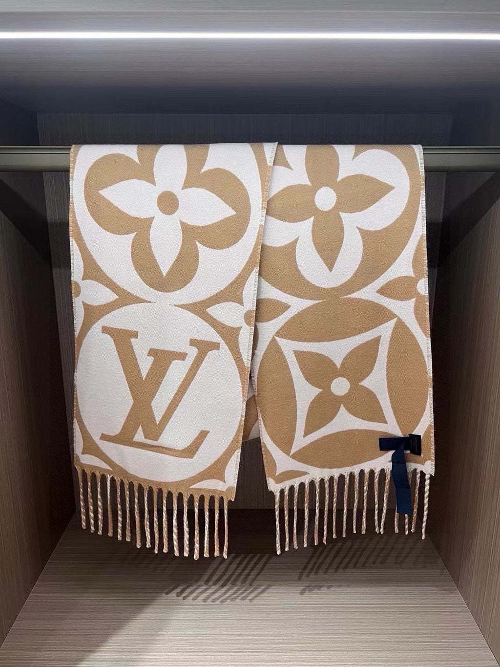 LOUIS VUITTON MEDALLION SCARF 235 CM IN PEANUT BROWN MIX WHITE WOOL 399899