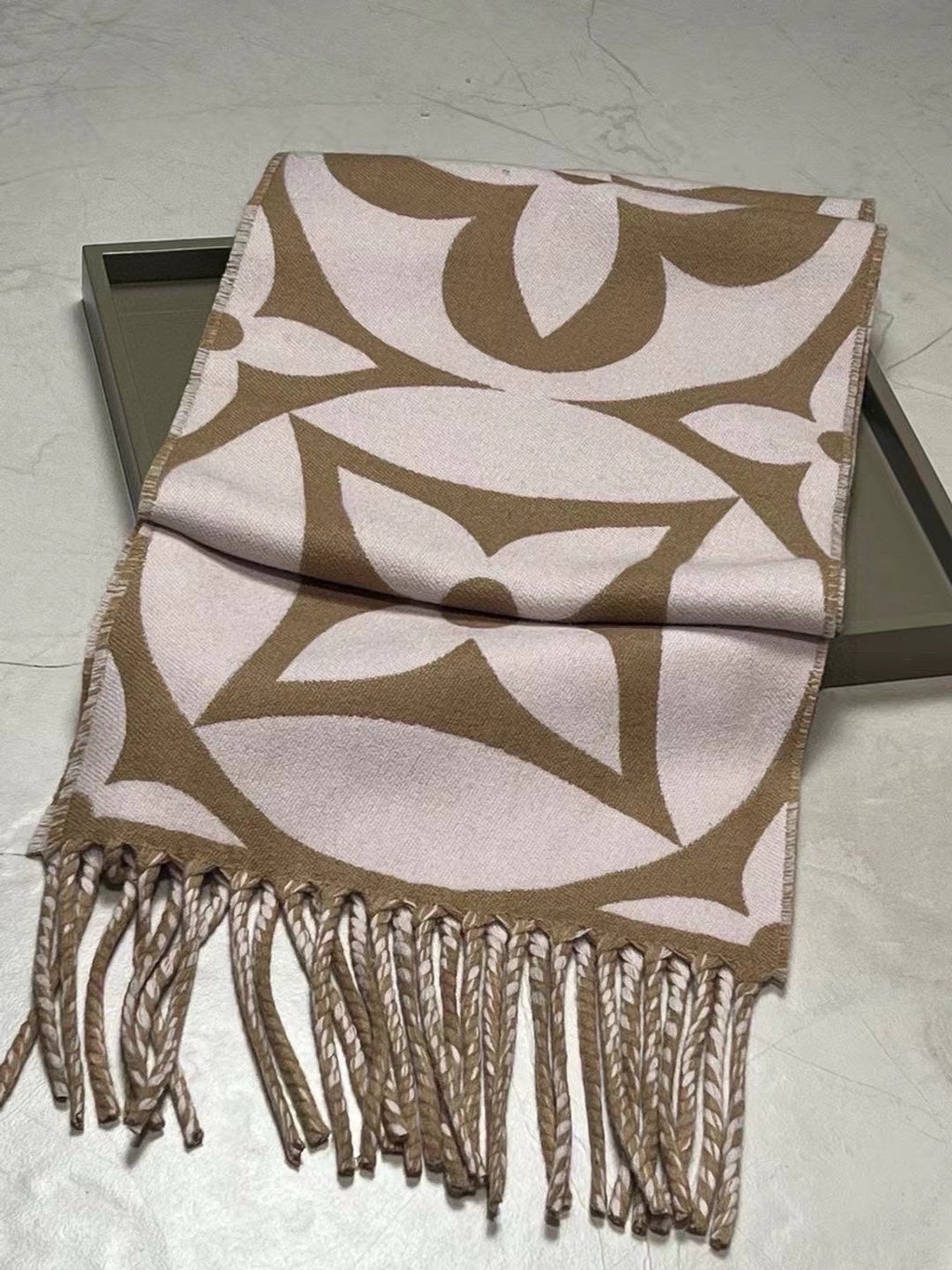 LOUIS VUITTON MEDALLION SCARF 235 CM IN PEANUT BROWN MIX WHITE WOOL 399899