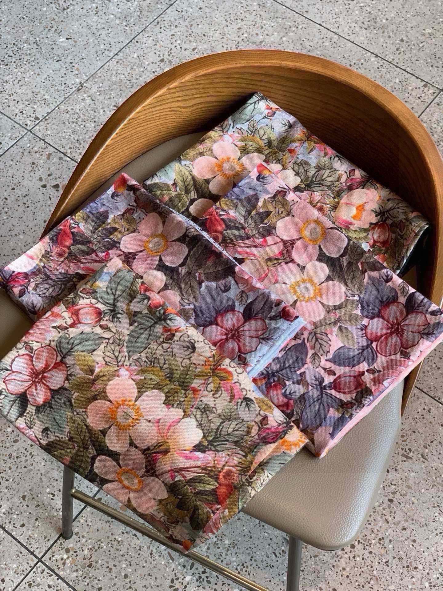 GUCCI SCARF 200 CM IN BLACK CASHMERE WITH COLORFUL FLOWER 405252