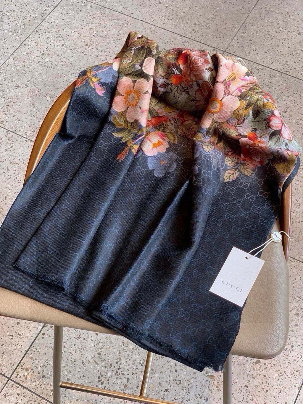 GUCCI SCARF 200 CM IN BLACK CASHMERE WITH COLORFUL FLOWER 405252