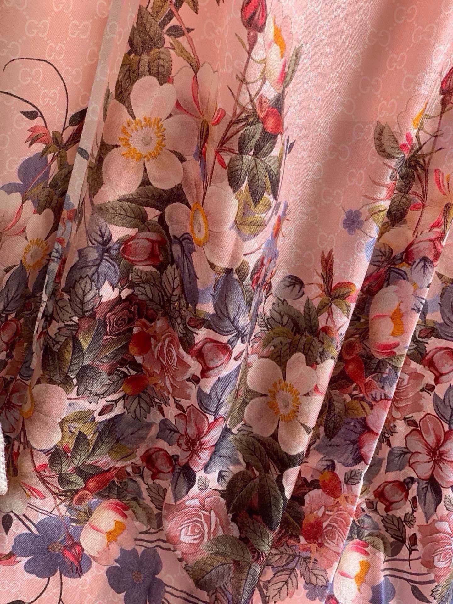 GUCCI SCARF 200 CM IN BLUSH PINK CASHMERE WITH COLORFUL FLOWER 405253