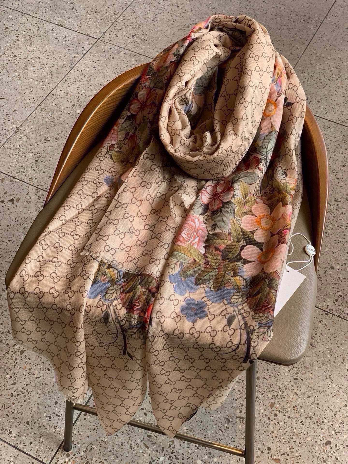 GUCCI SCARF 200 CM IN MEDIUM BROWN CASHMERE WITH COLORFUL FLOWER 405254