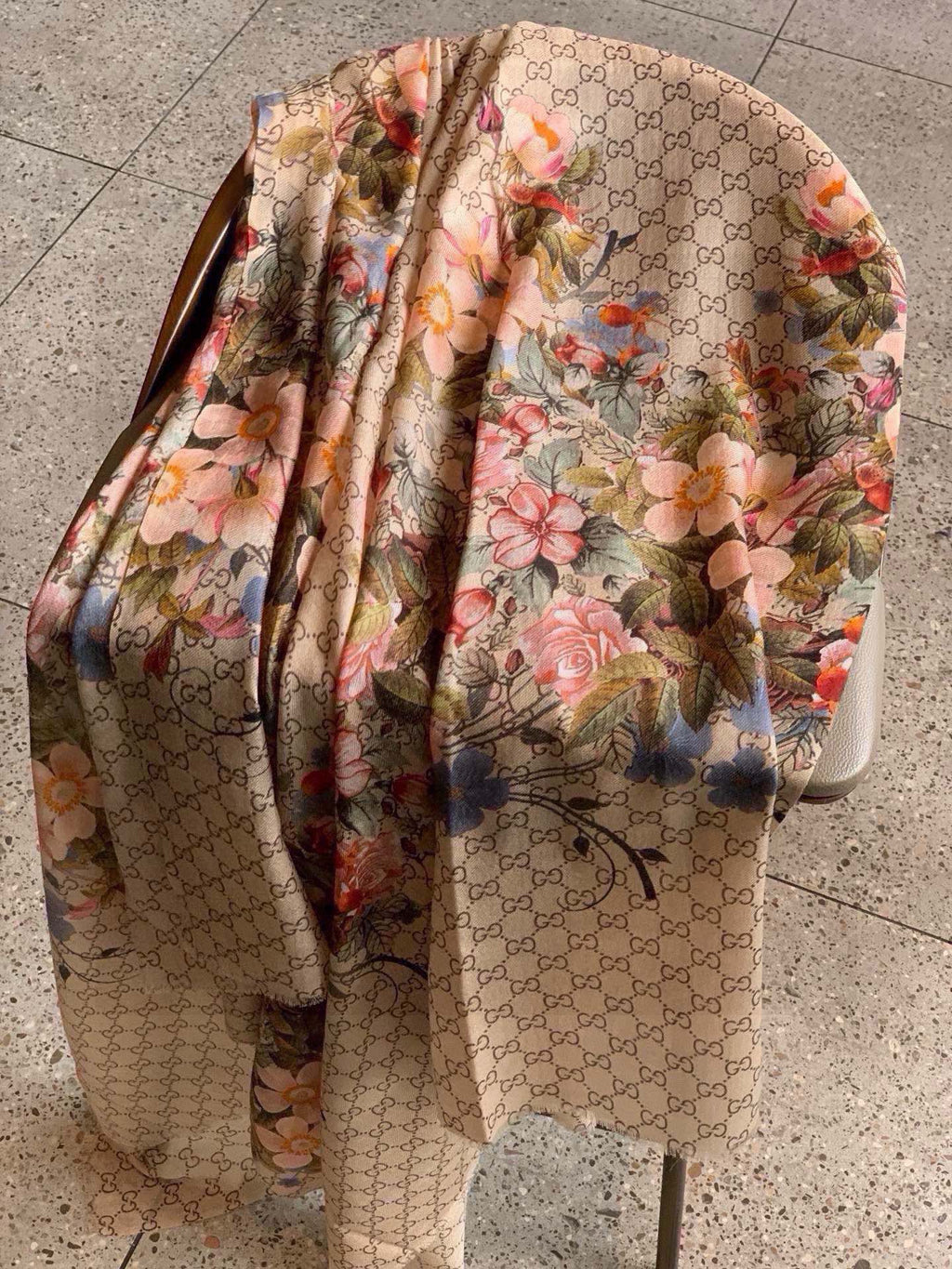 GUCCI SCARF 200 CM IN MEDIUM BROWN CASHMERE WITH COLORFUL FLOWER 405254