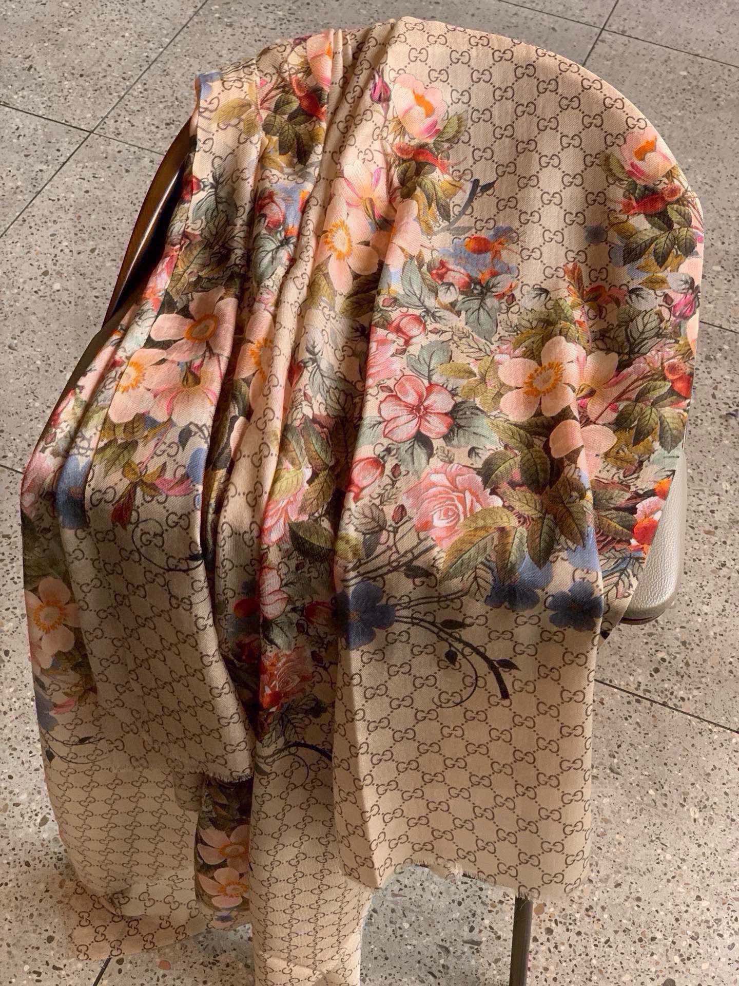 GUCCI SCARF 200 CM IN MEDIUM BROWN CASHMERE WITH COLORFUL FLOWER 405254