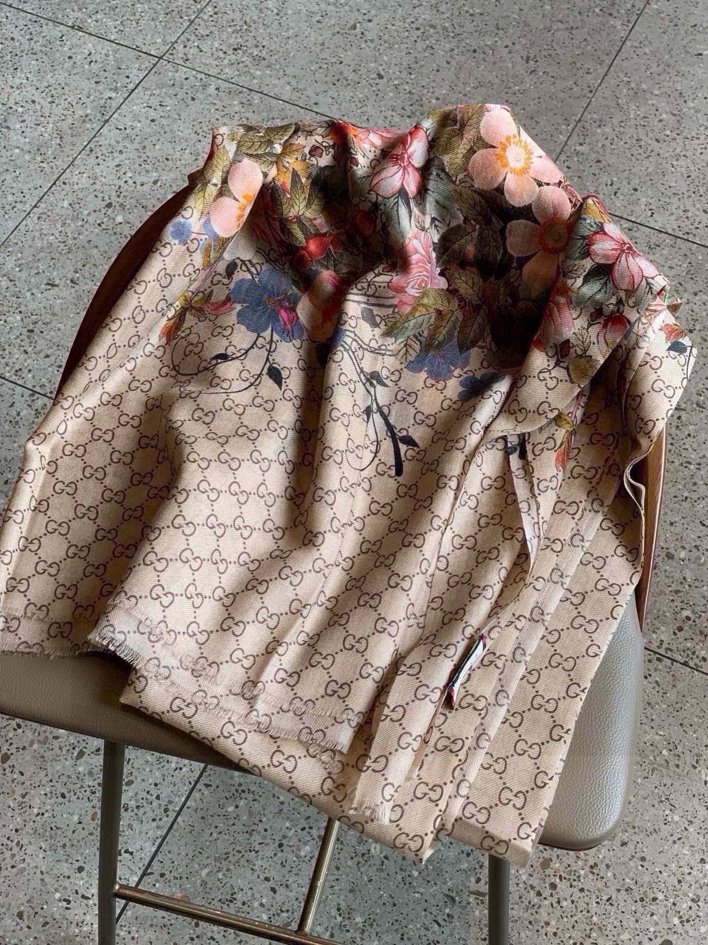 GUCCI SCARF 200 CM IN MEDIUM BROWN CASHMERE WITH COLORFUL FLOWER 405254