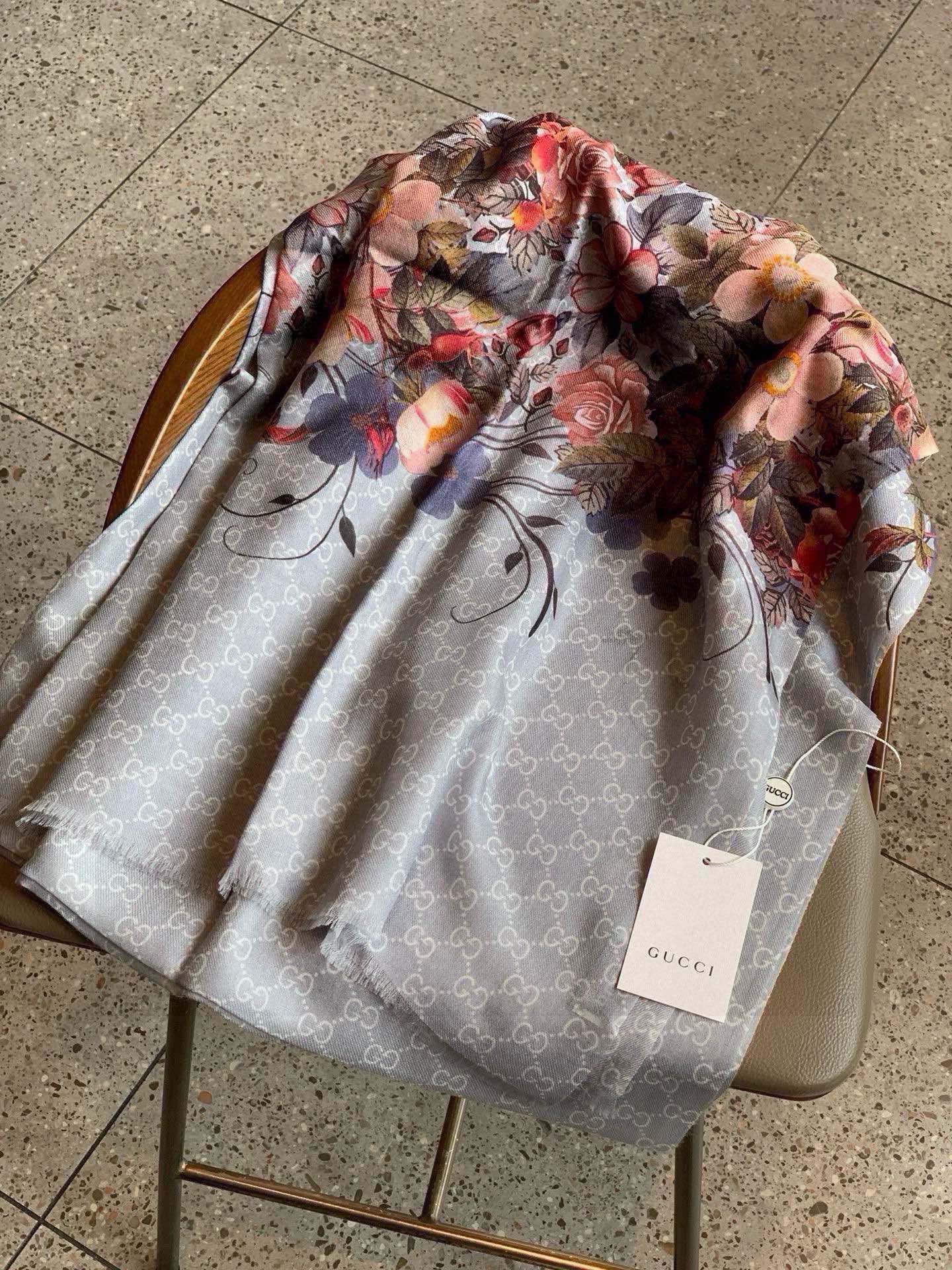 GUCCI SCARF 200 CM IN DOVE GRAY CASHMERE WITH COLORFUL FLOWER 405255