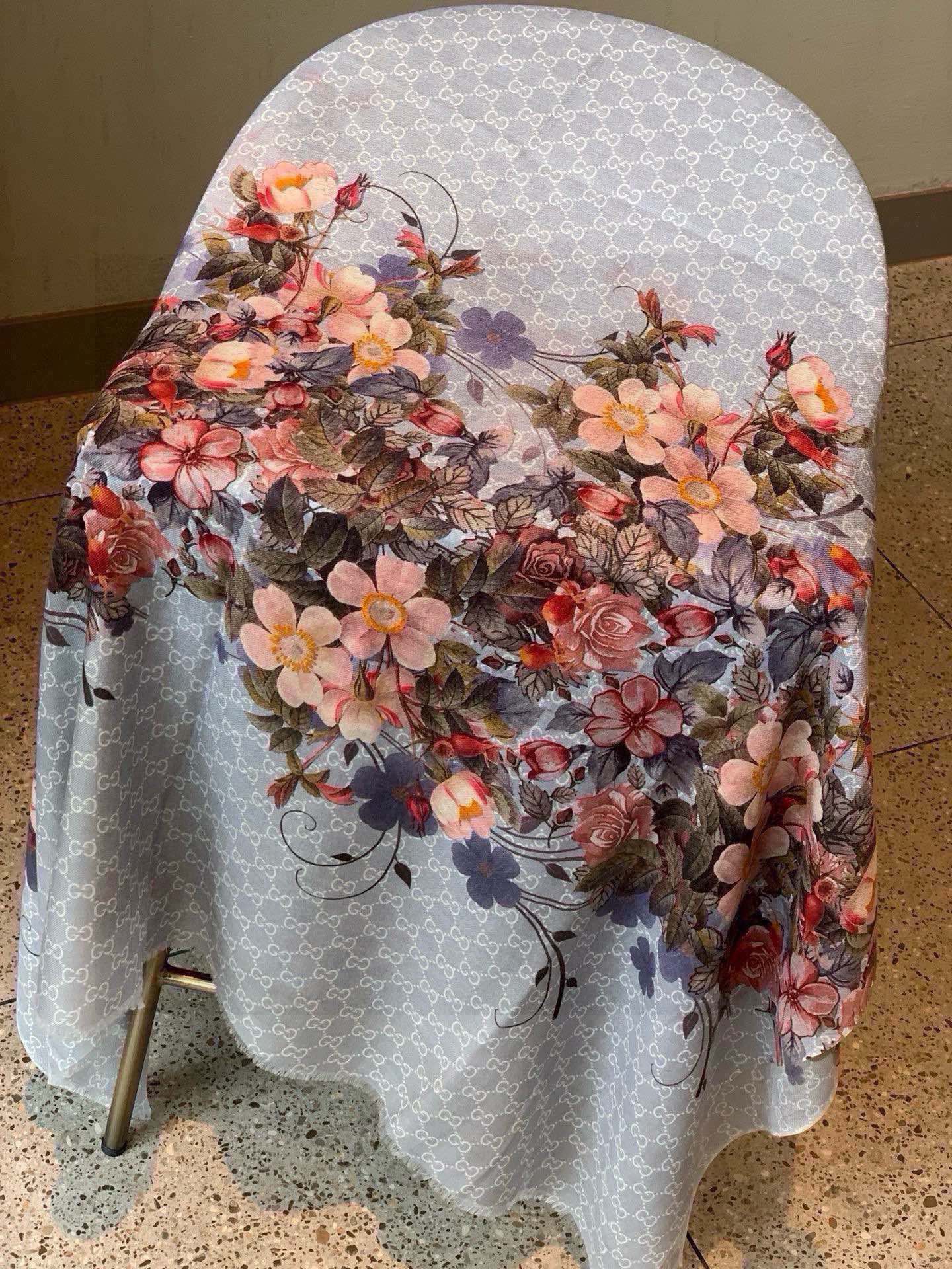 GUCCI SCARF 200 CM IN DOVE GRAY CASHMERE WITH COLORFUL FLOWER 405255