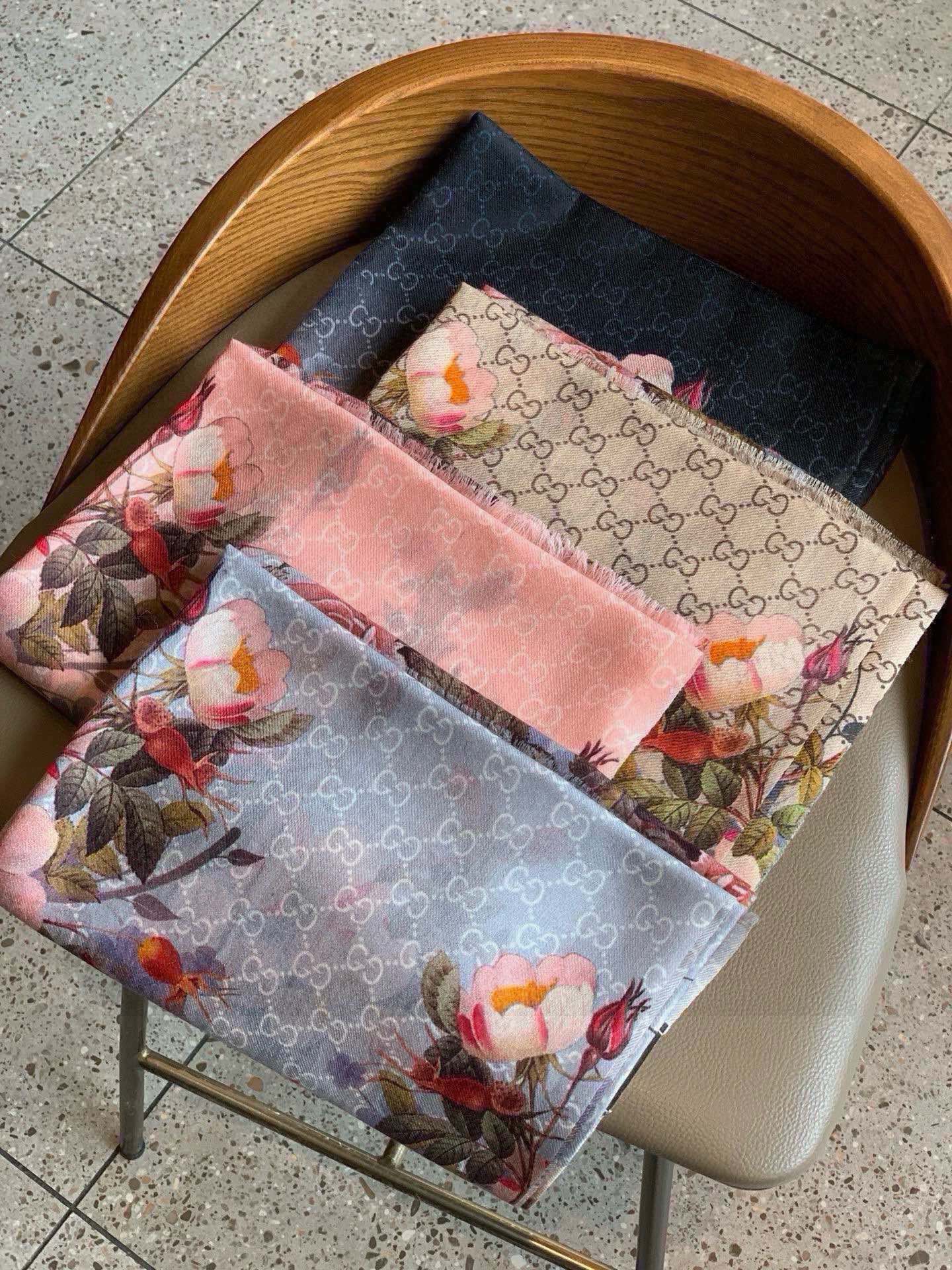 GUCCI SCARF 200 CM IN DOVE GRAY CASHMERE WITH COLORFUL FLOWER 405255