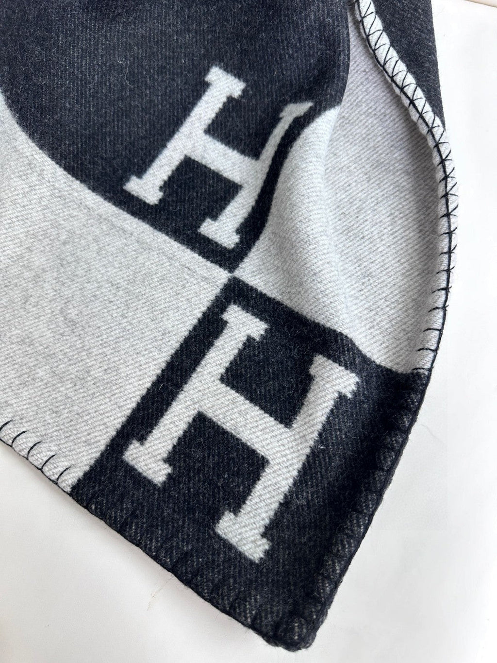 HERMES AVALON THROW BLANKET 170 CM IN BLACK CASERE 294472