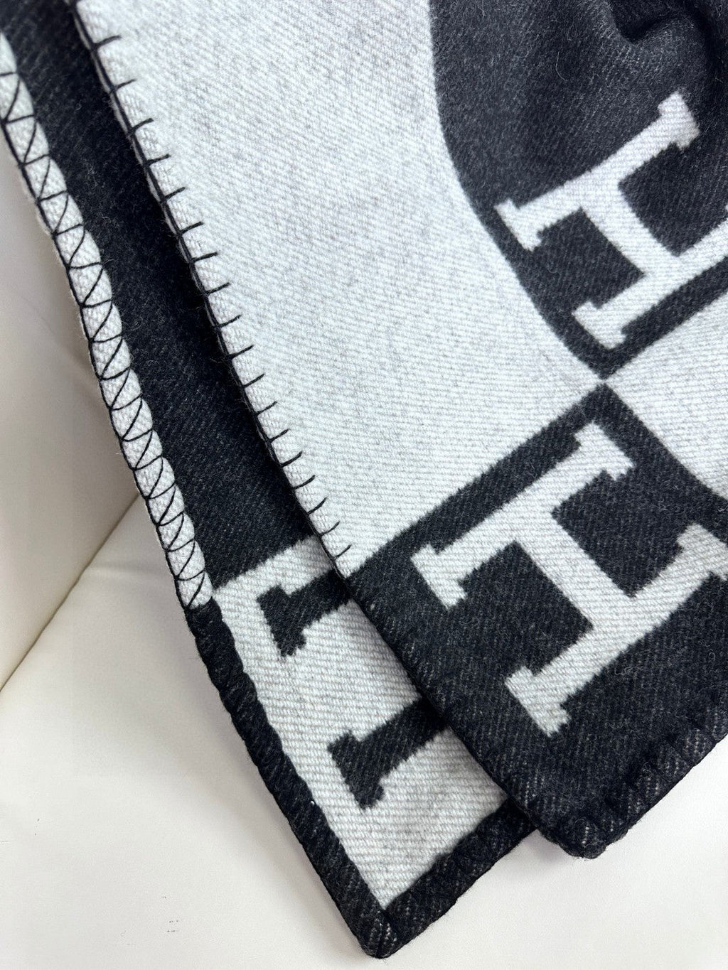 HERMES AVALON THROW BLANKET 170 CM IN BLACK CASERE 294472
