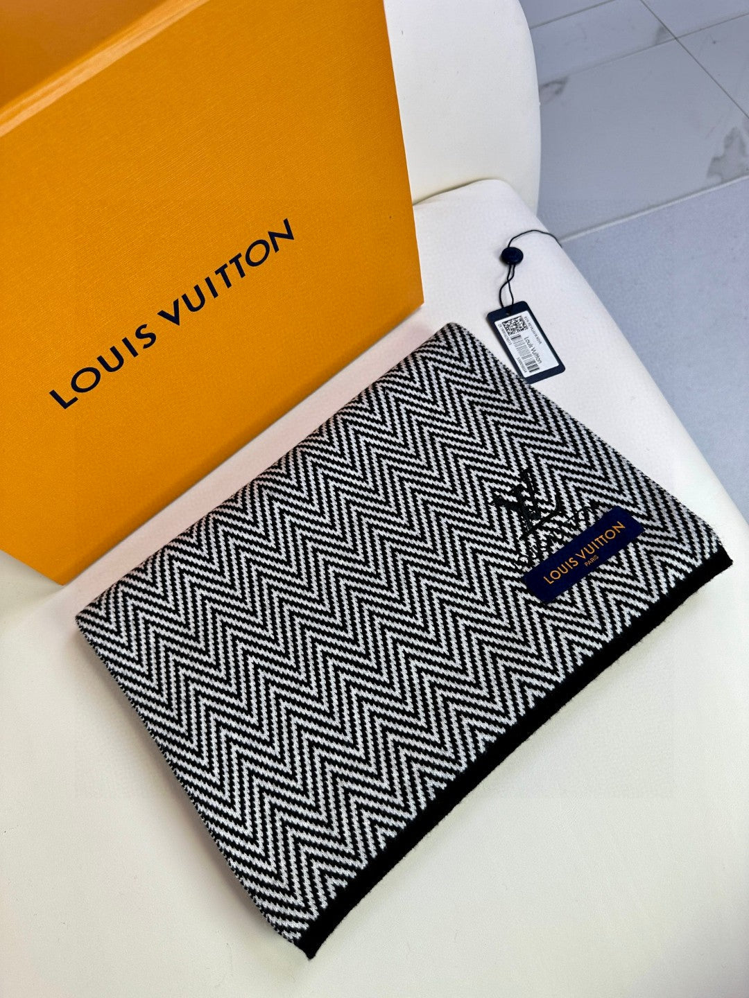 LOUIS VUITTON SCARF 180 CM IN BLACK MIX WHITE CASHMERE 393155