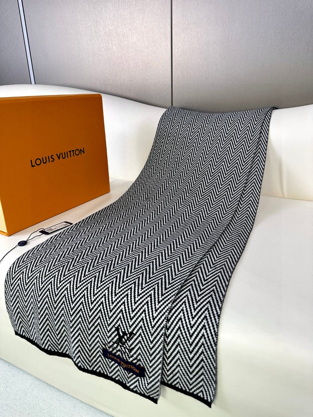 LOUIS VUITTON SCARF 180 CM IN BLACK MIX WHITE CASHMERE 393155