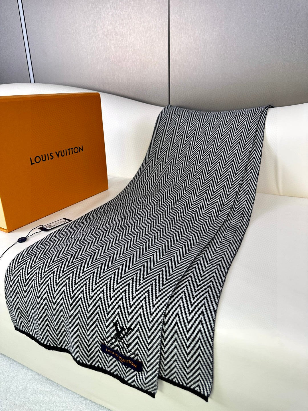 LOUIS VUITTON SCARF 180 CM IN BLACK MIX WHITE CASHMERE 393155