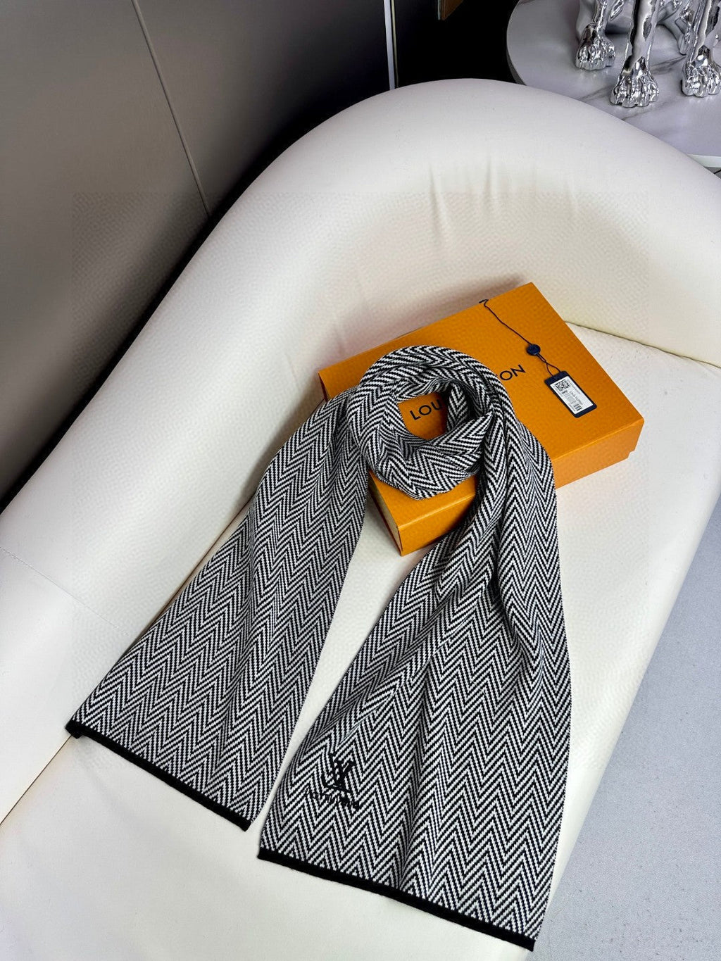 LOUIS VUITTON SCARF 180 CM IN BLACK MIX WHITE CASHMERE 393155