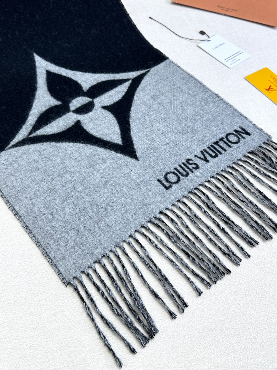 LOUIS VUITTON GRAPHIC DUAL SCARF 192 CM IN BLACK MIX LIGHT GRAY WOOL AND CASHMERE 396435