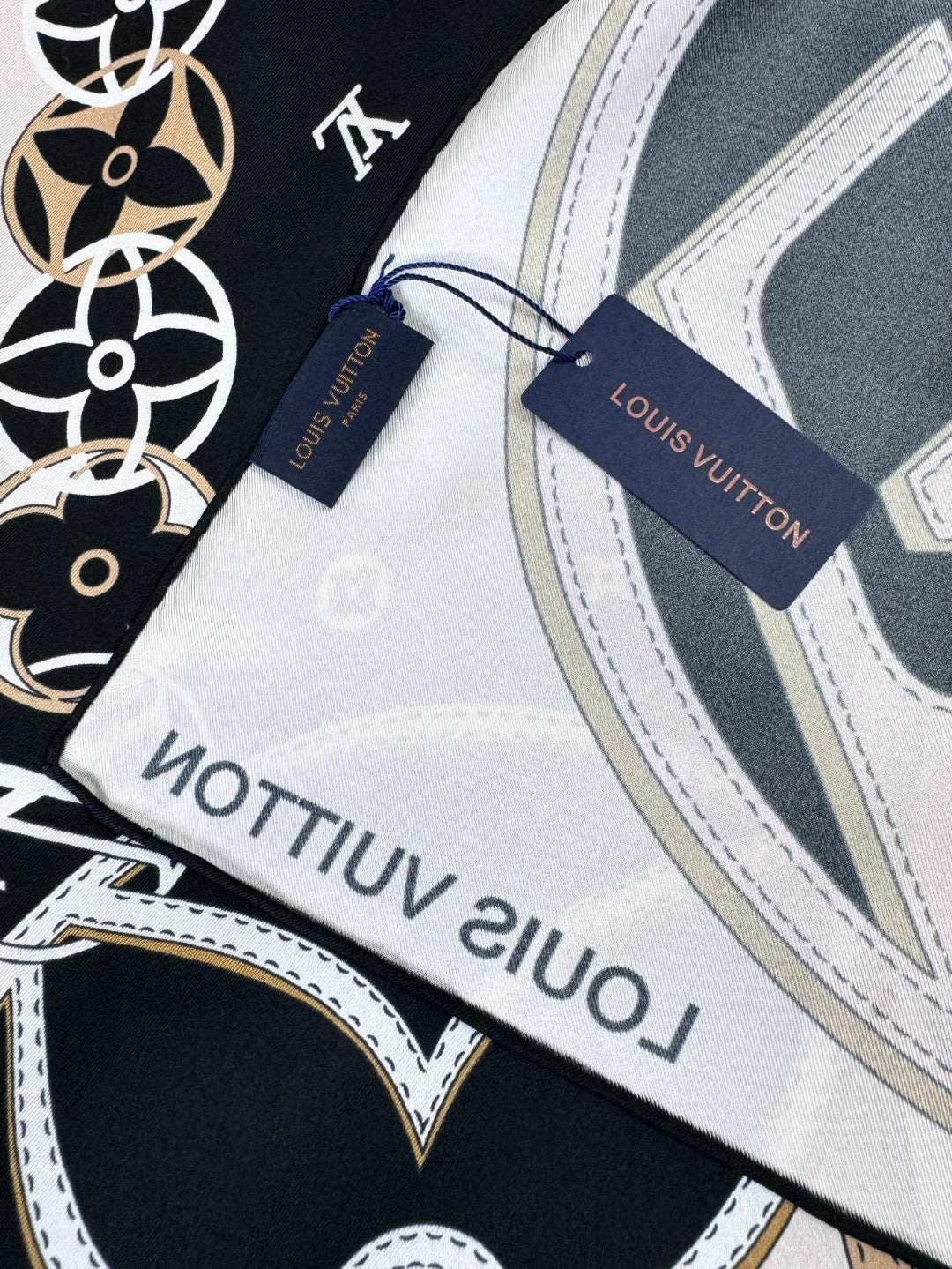 LOUIS VUITTON LV SCARF 90 CM IN SILK 720000
