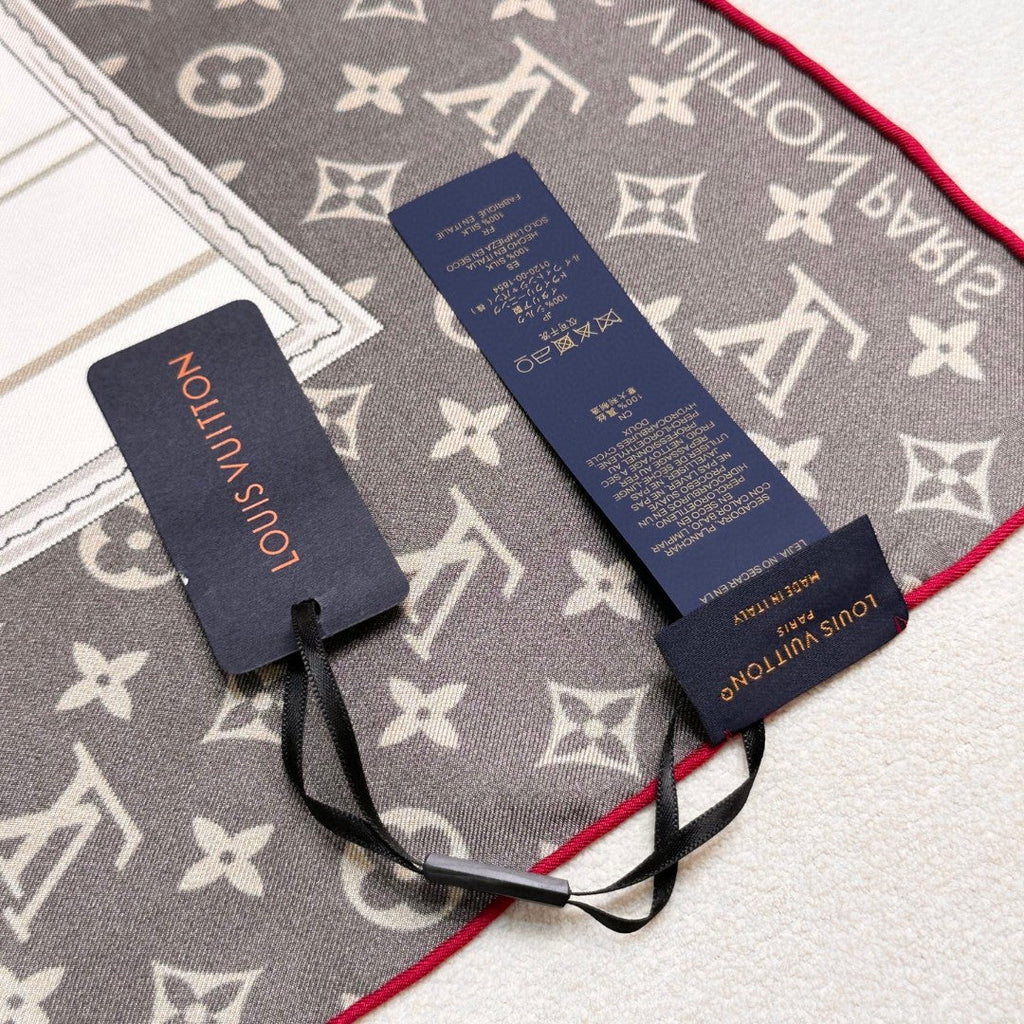 LOUIS VUITTON LV SCARF 90 CM IN SILK 737304